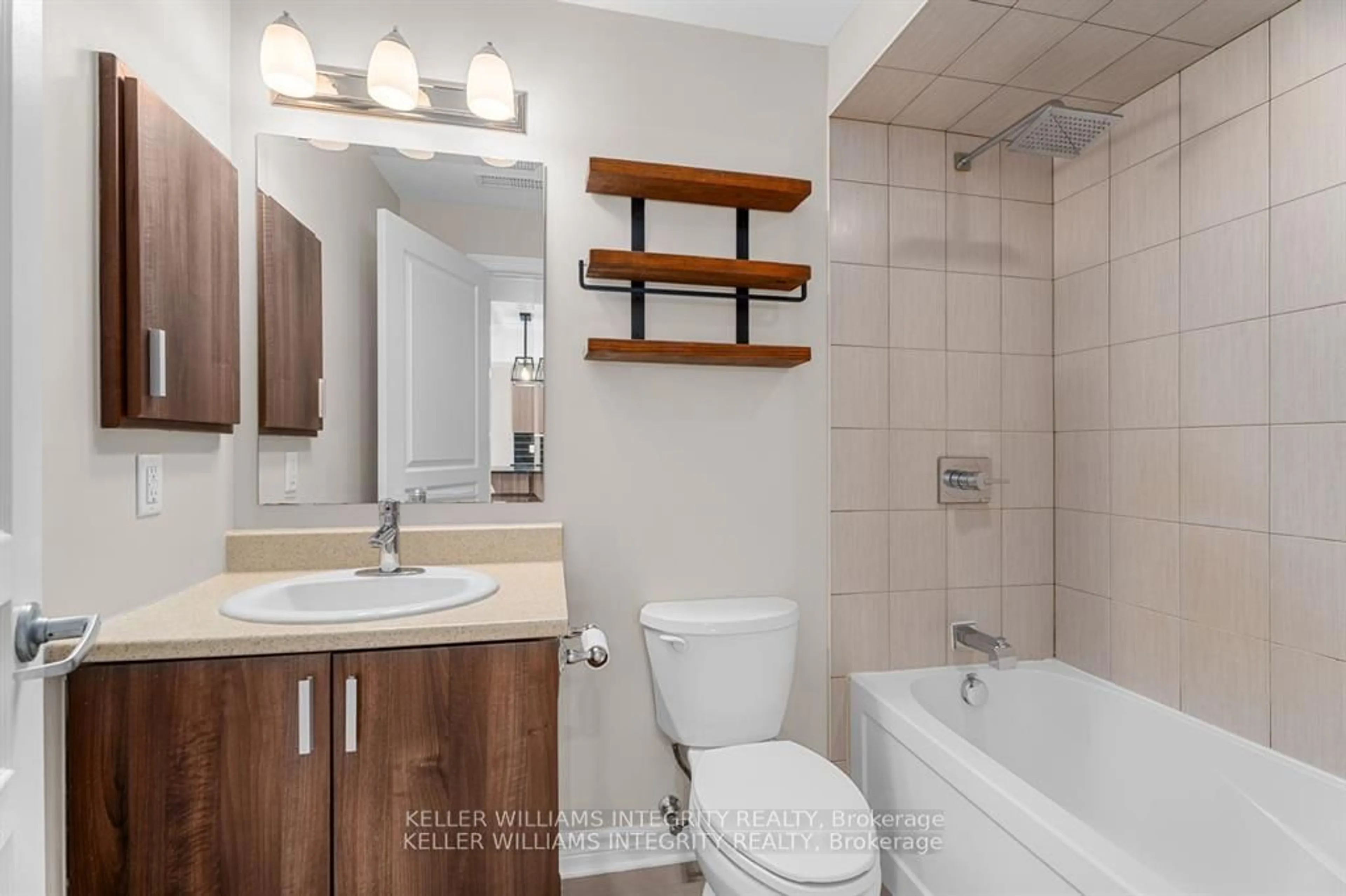 Standard bathroom, ceramic/tile floor for 805 Beauparc #106, Cyrville - Carson Grove - Pineview Ontario K1J 0A2