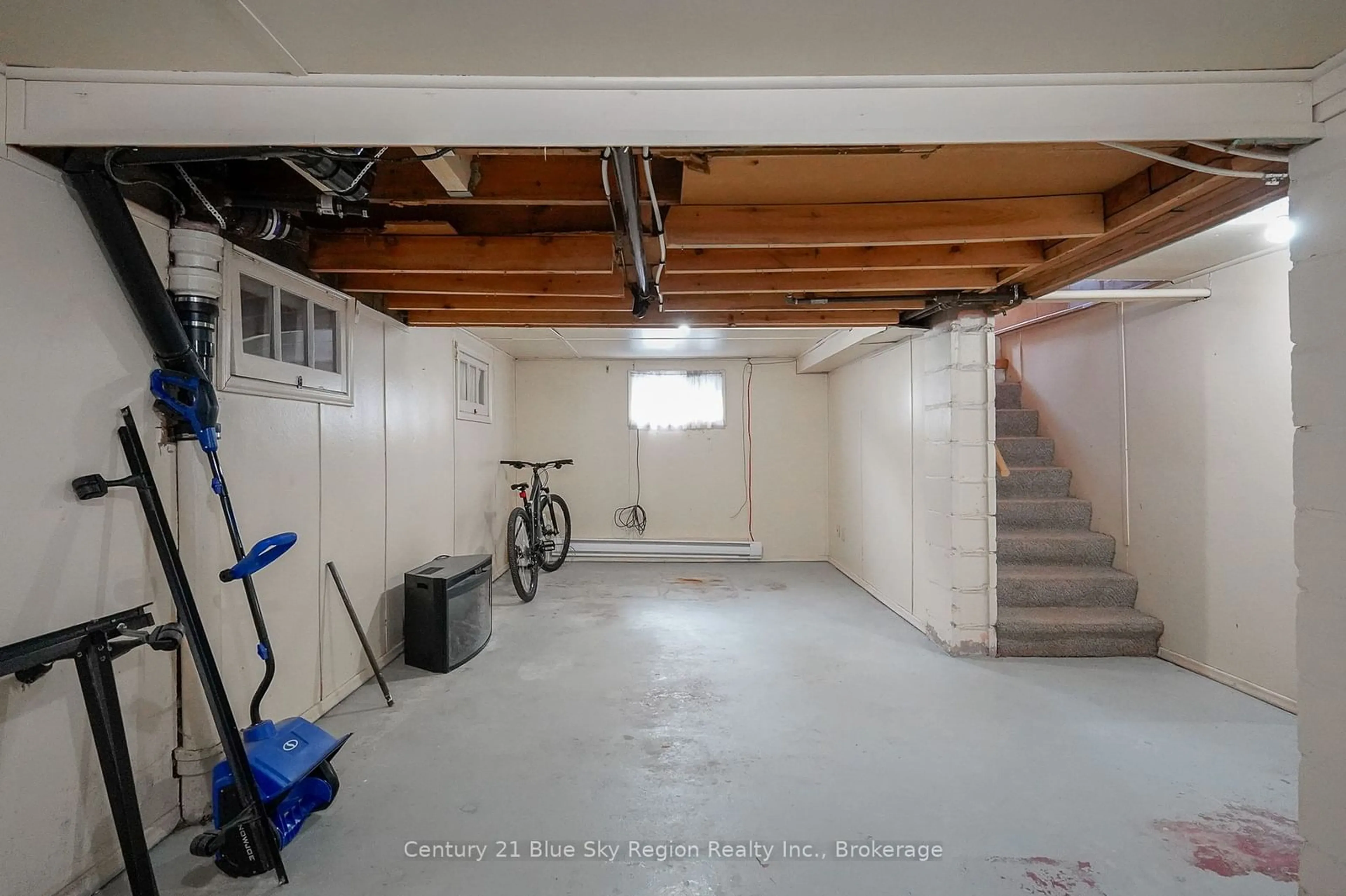 Indoor garage for 222 Victoria St, North Bay Ontario P1B 6B5