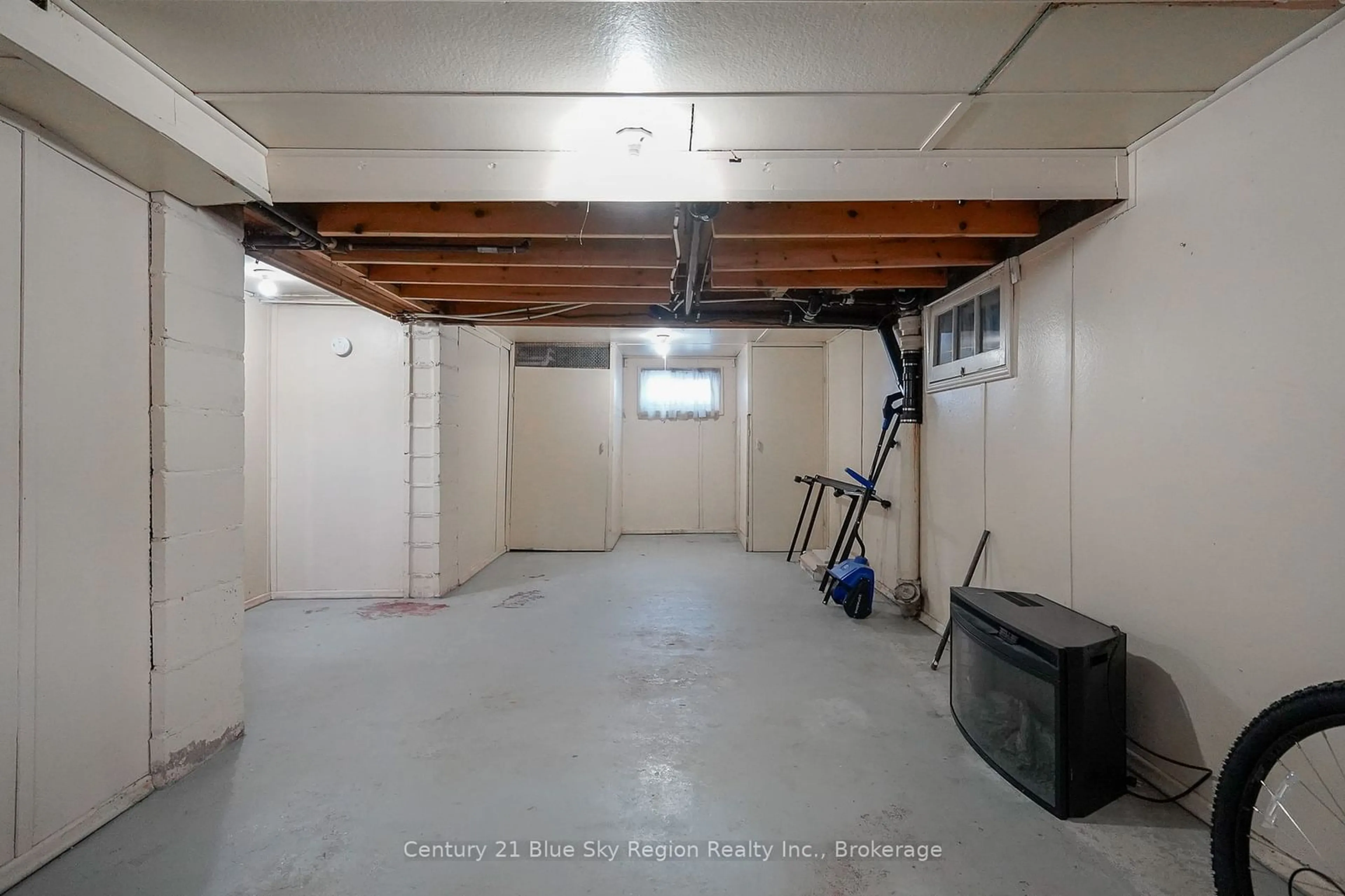 Indoor garage for 222 Victoria St, North Bay Ontario P1B 6B5