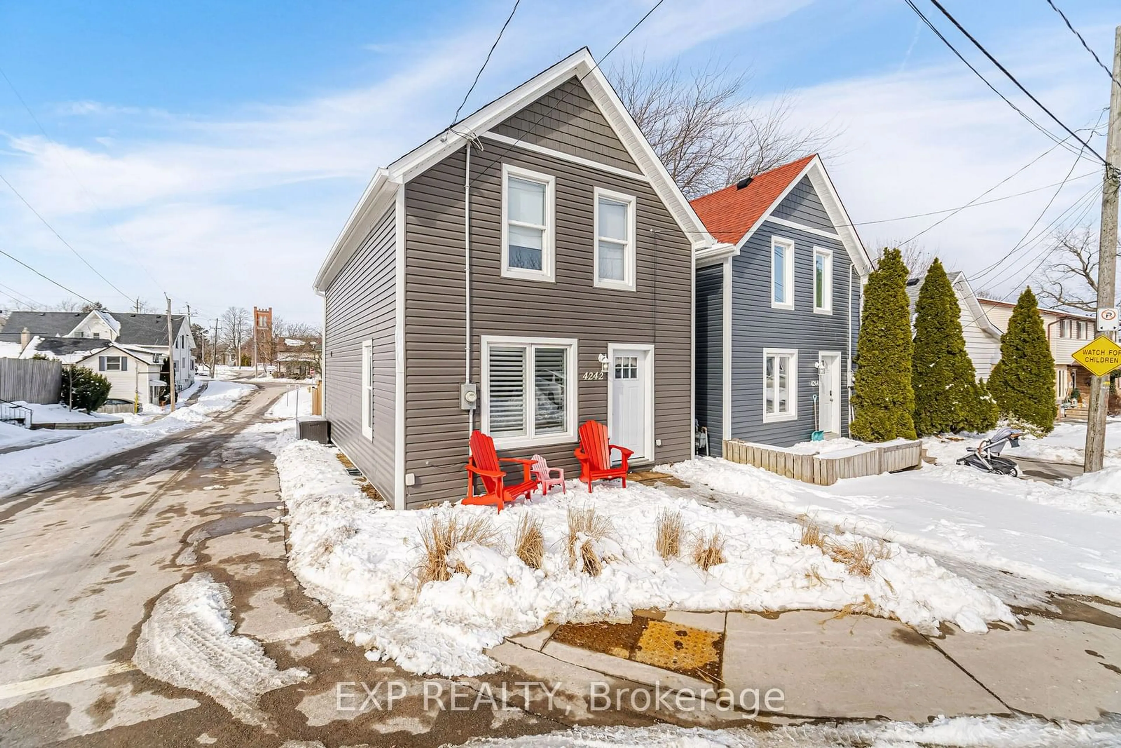 A pic from outside/outdoor area/front of a property/back of a property/a pic from drone, street for 4242 Academy St, Lincoln Ontario L0R 1B0