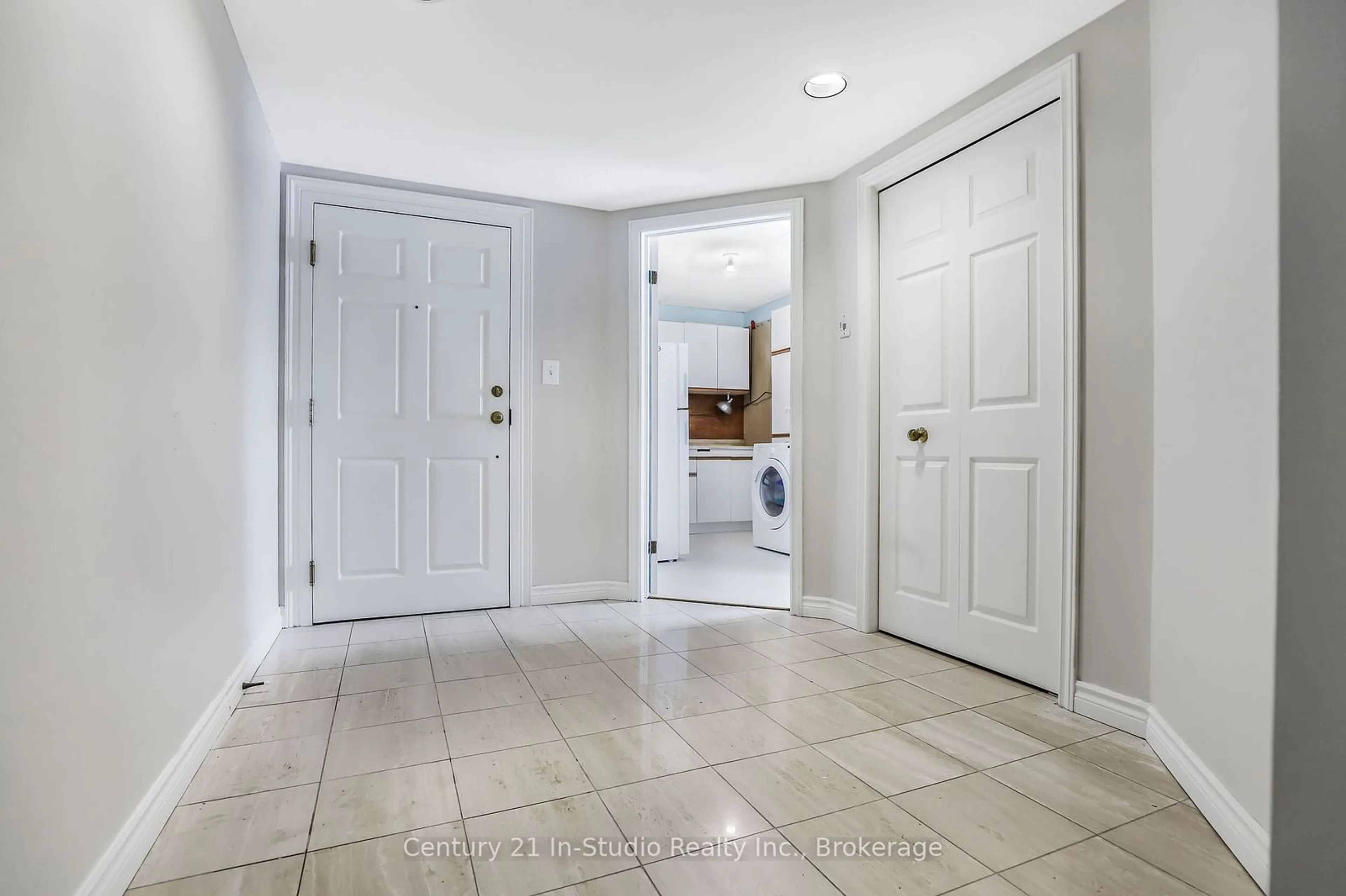 Indoor entryway for 1455 2nd Ave #401, Owen Sound Ontario N4K 6V3