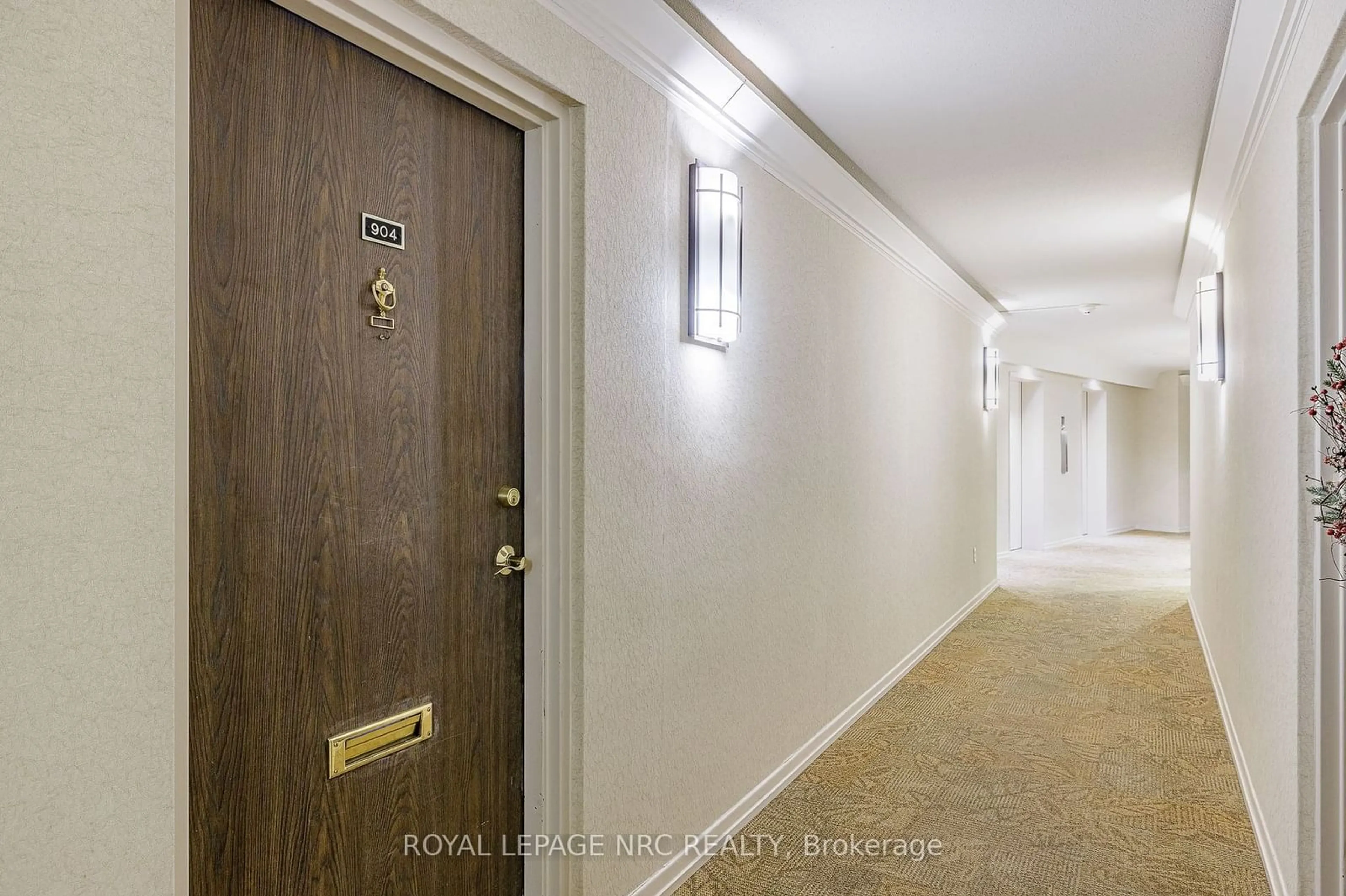 Indoor foyer for 15 TOWERING HEIGHTS Blvd #904, St. Catharines Ontario L2T 3G7