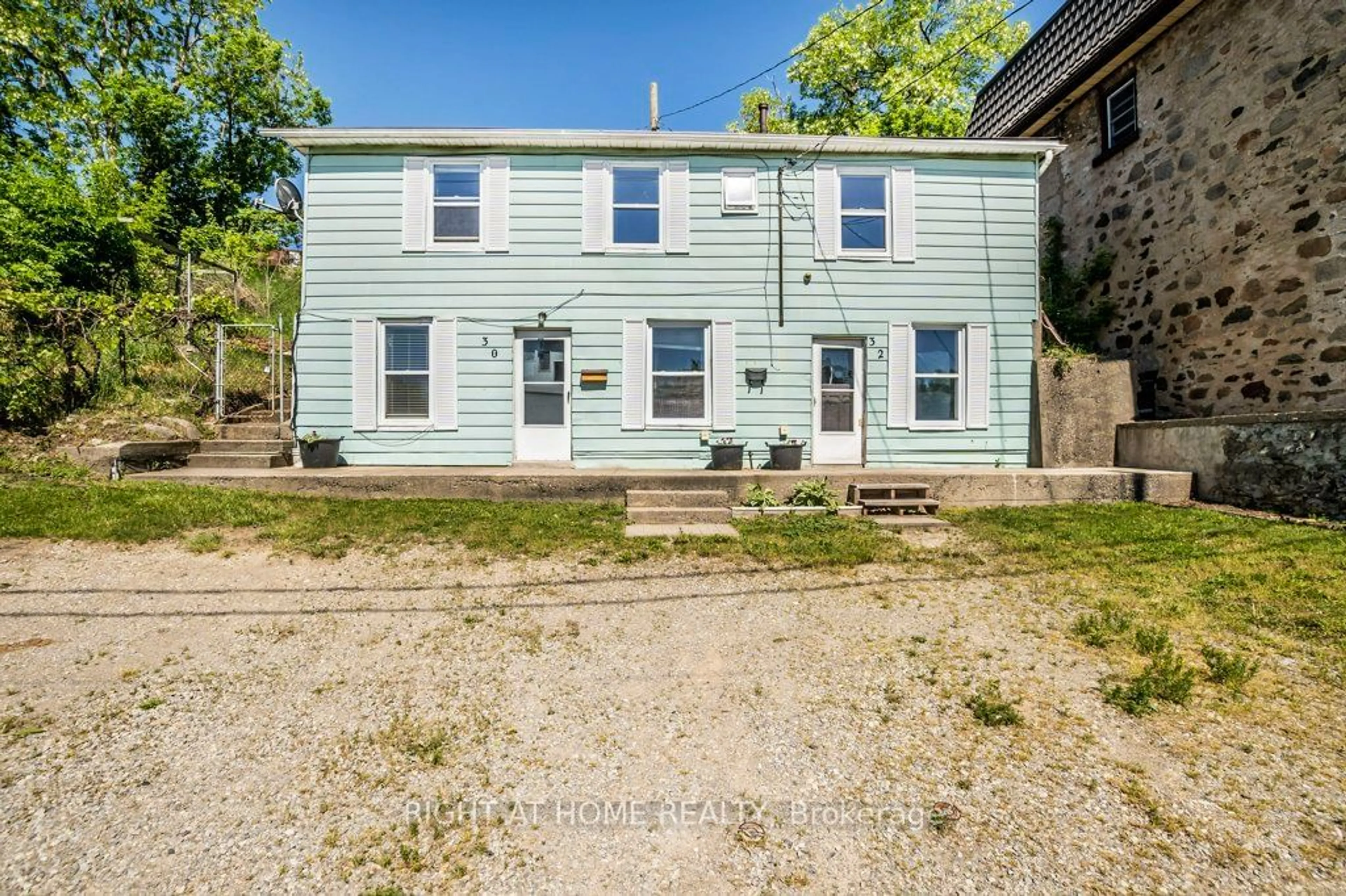 A pic from outside/outdoor area/front of a property/back of a property/a pic from drone, street for 30-32 Beverly St, Cambridge Ontario N1R 3Z5