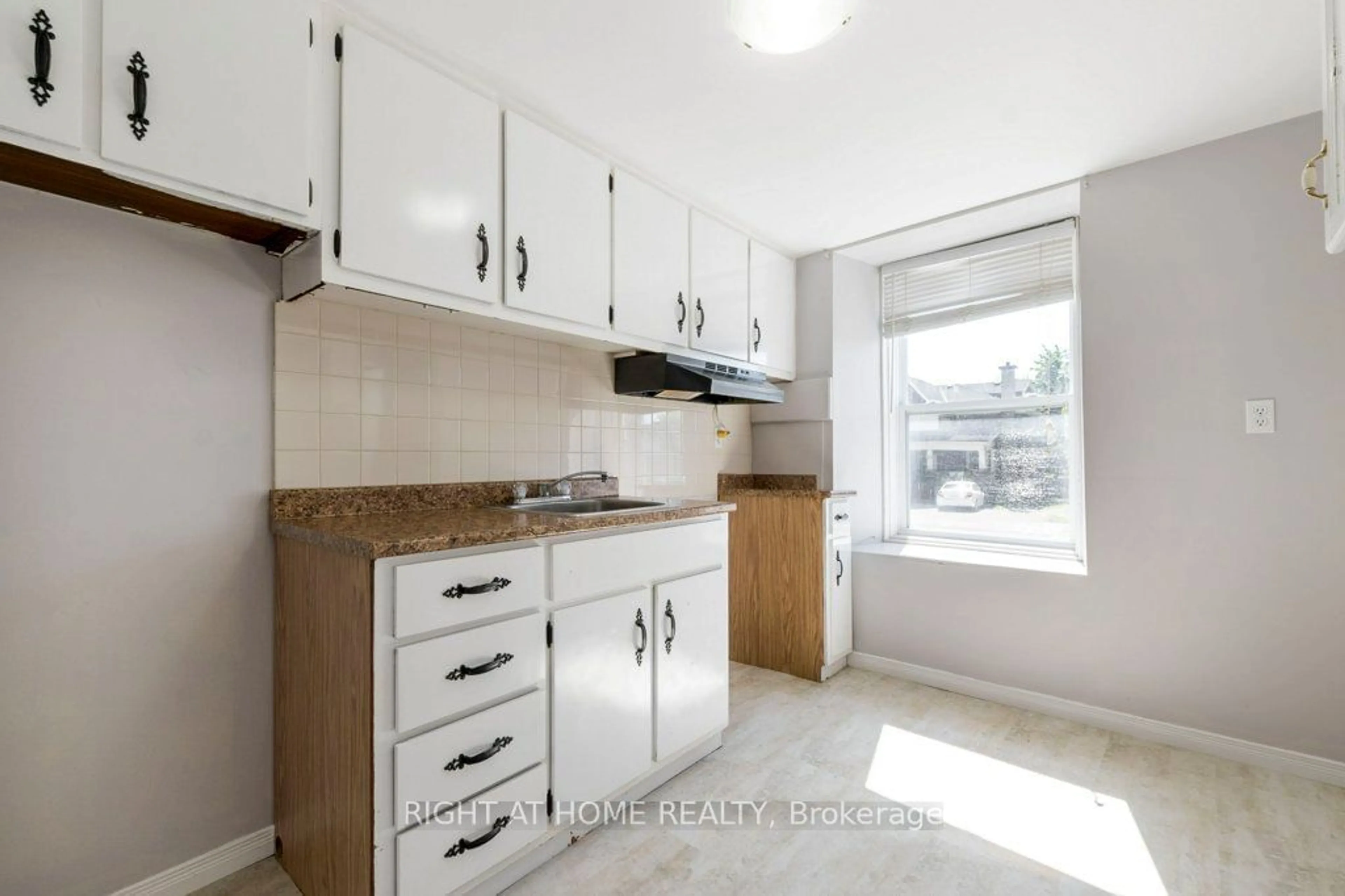 Standard kitchen, unknown for 30-32 Beverly St, Cambridge Ontario N1R 3Z5