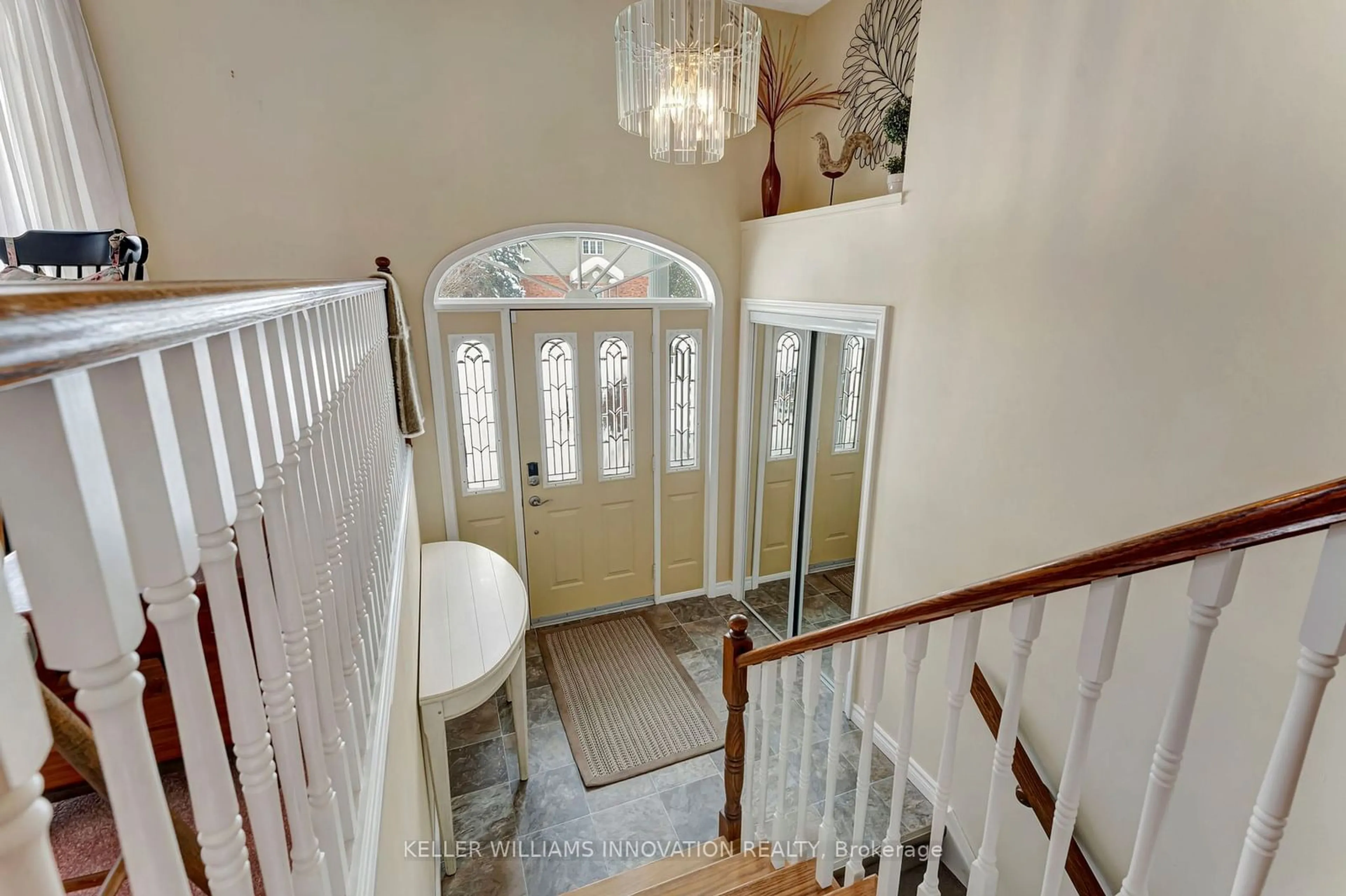 Indoor foyer for 8673 Crayton St, North Perth Ontario N0G 1Y0