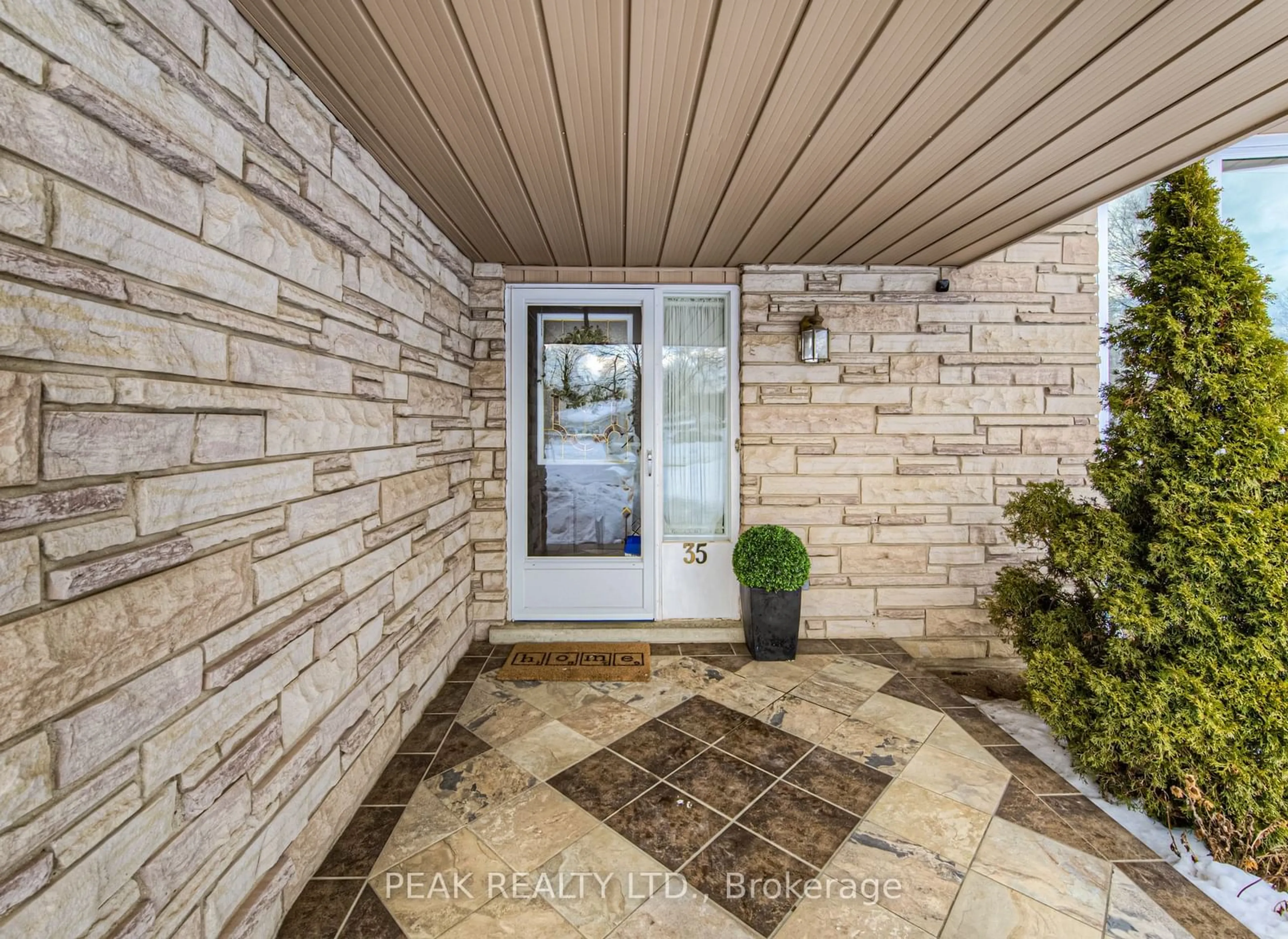 Indoor entryway for 35 Dalewood Dr, Kitchener Ontario N2A 1G3