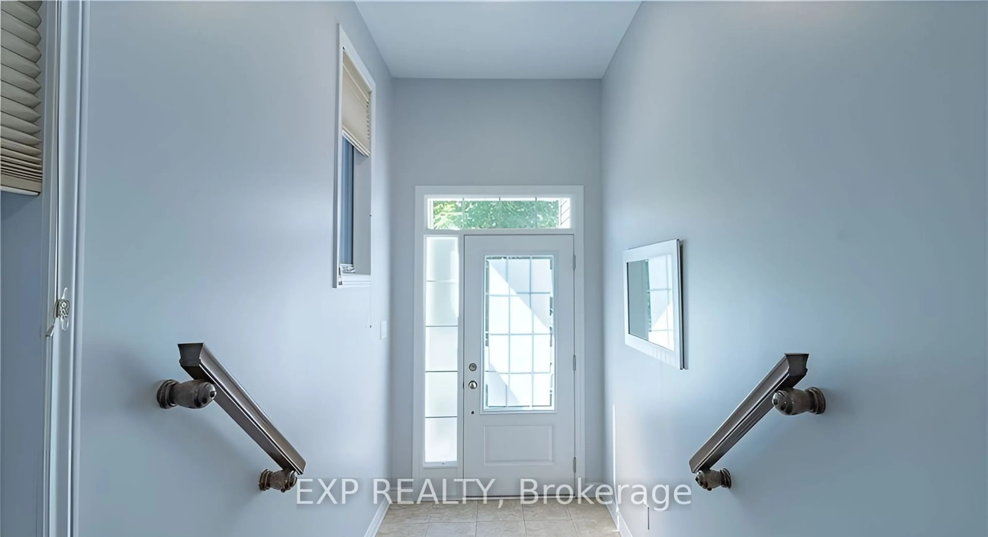 Indoor entryway for 320 Autumnfield St, Kanata Ontario K2M 3A6