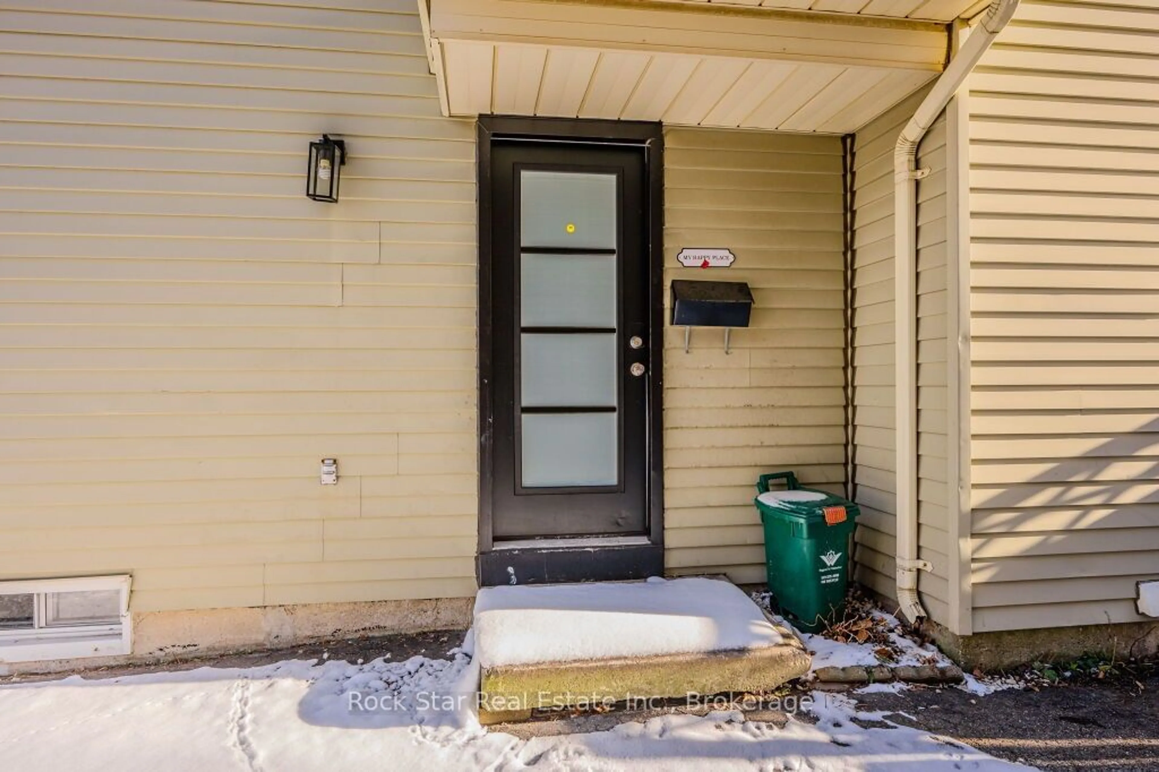 Indoor entryway for 77 Timberlane Cres, Kitchener Ontario N2N 1T5