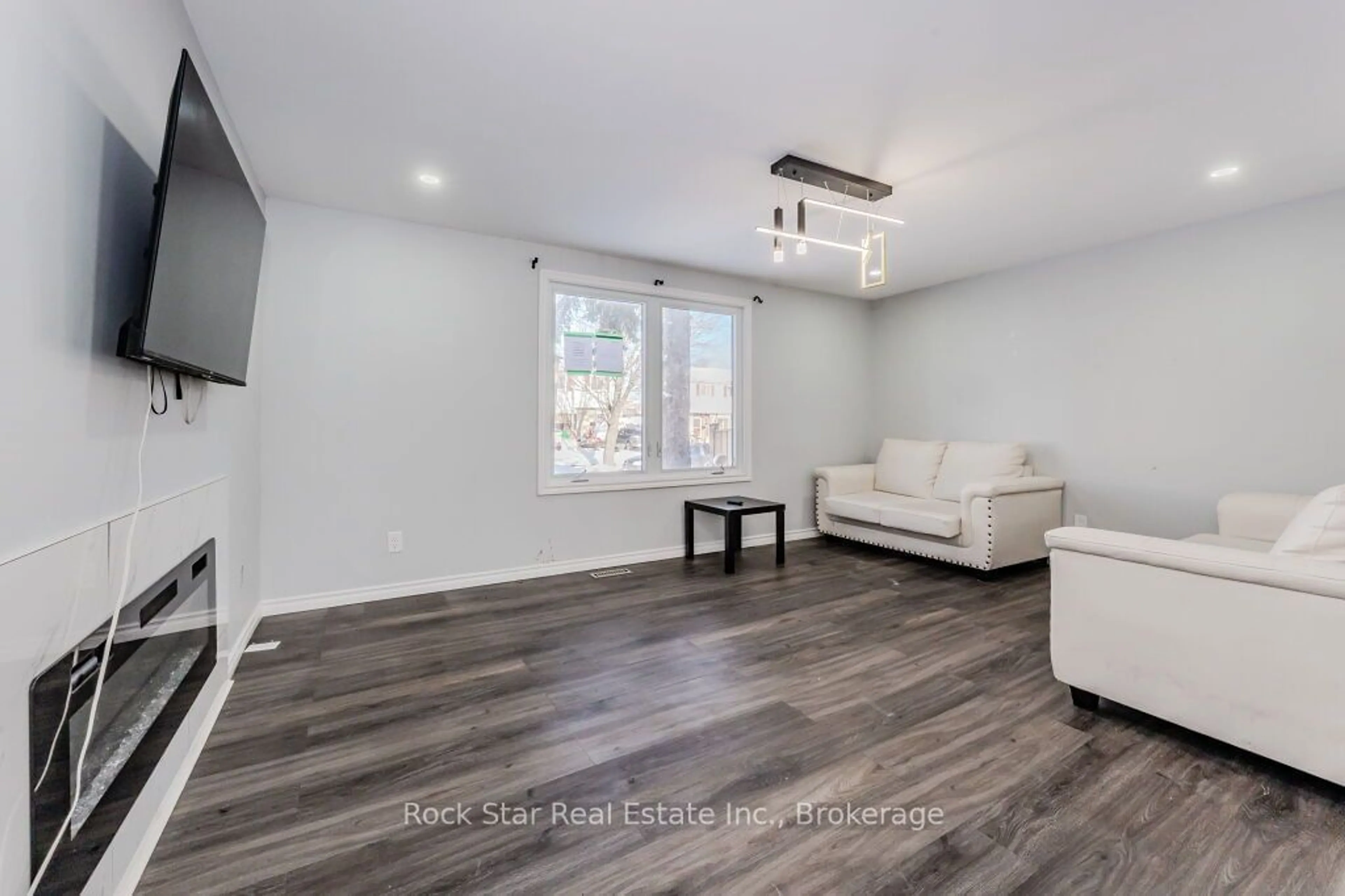 Living room with furniture, wood/laminate floor for 77 Timberlane Cres, Kitchener Ontario N2N 1T5