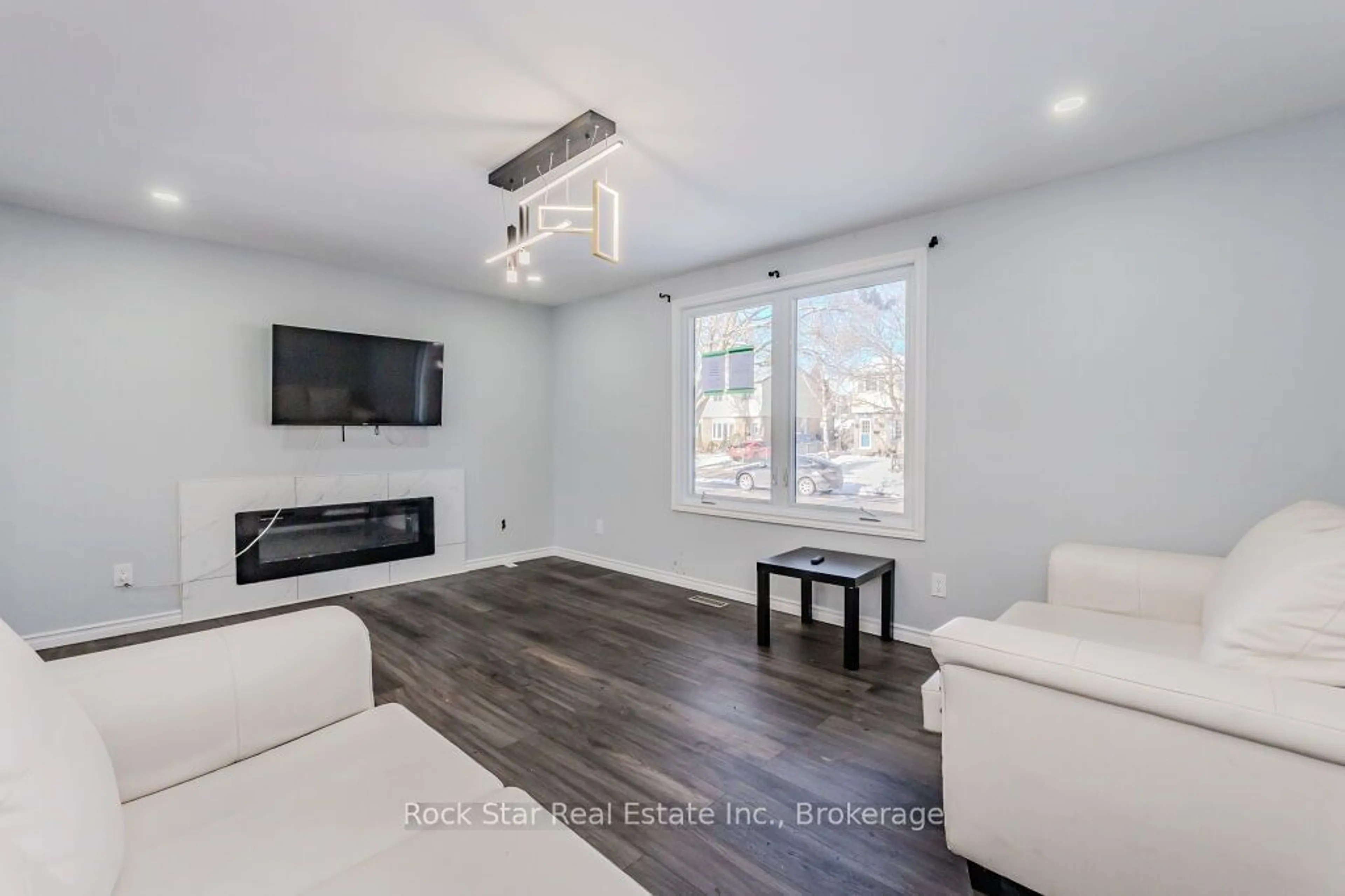 Living room with furniture, wood/laminate floor for 77 Timberlane Cres, Kitchener Ontario N2N 1T5