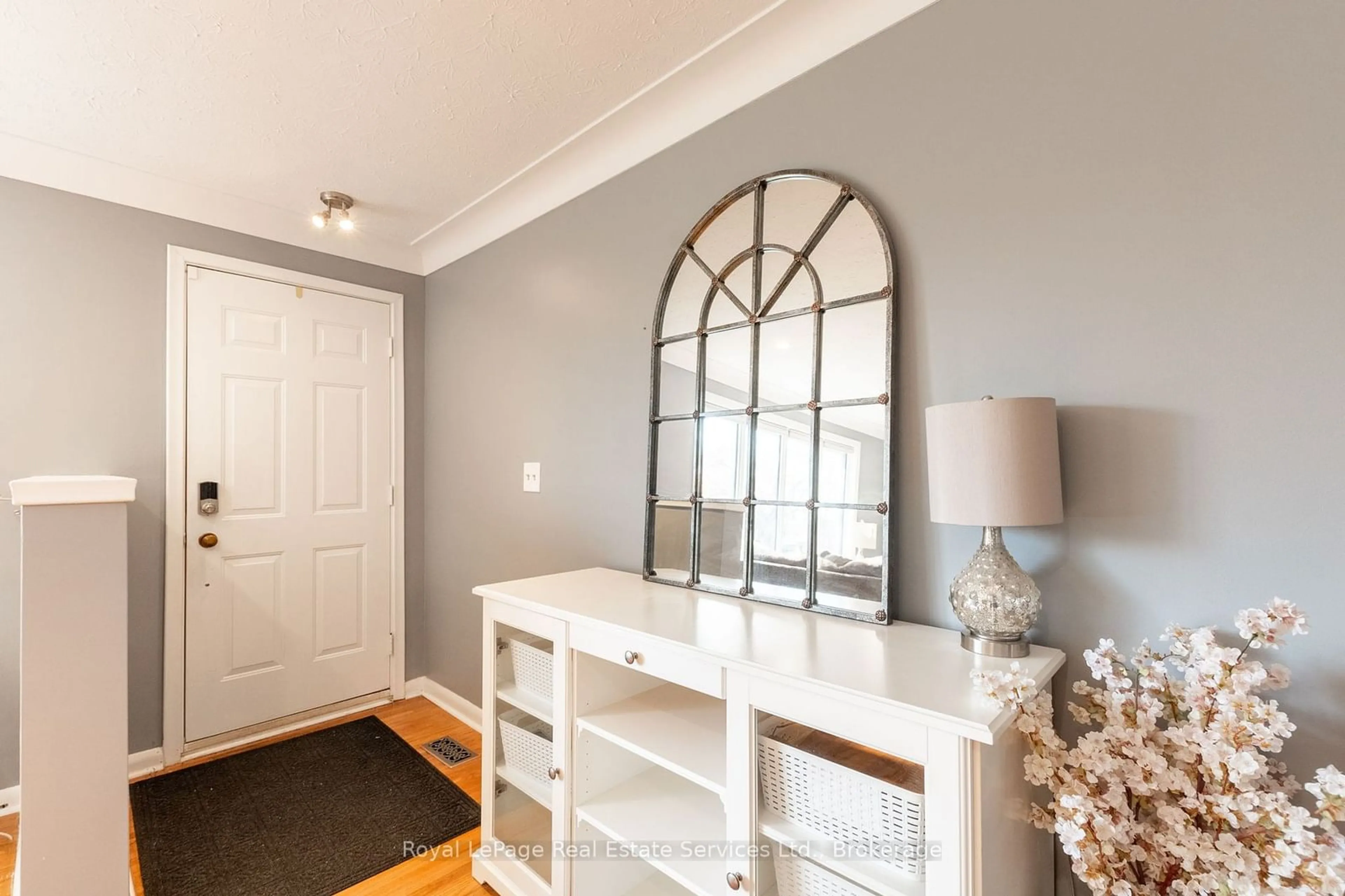 Indoor entryway for 5 MONTCALM St, St. Thomas Ontario N5P 2C1