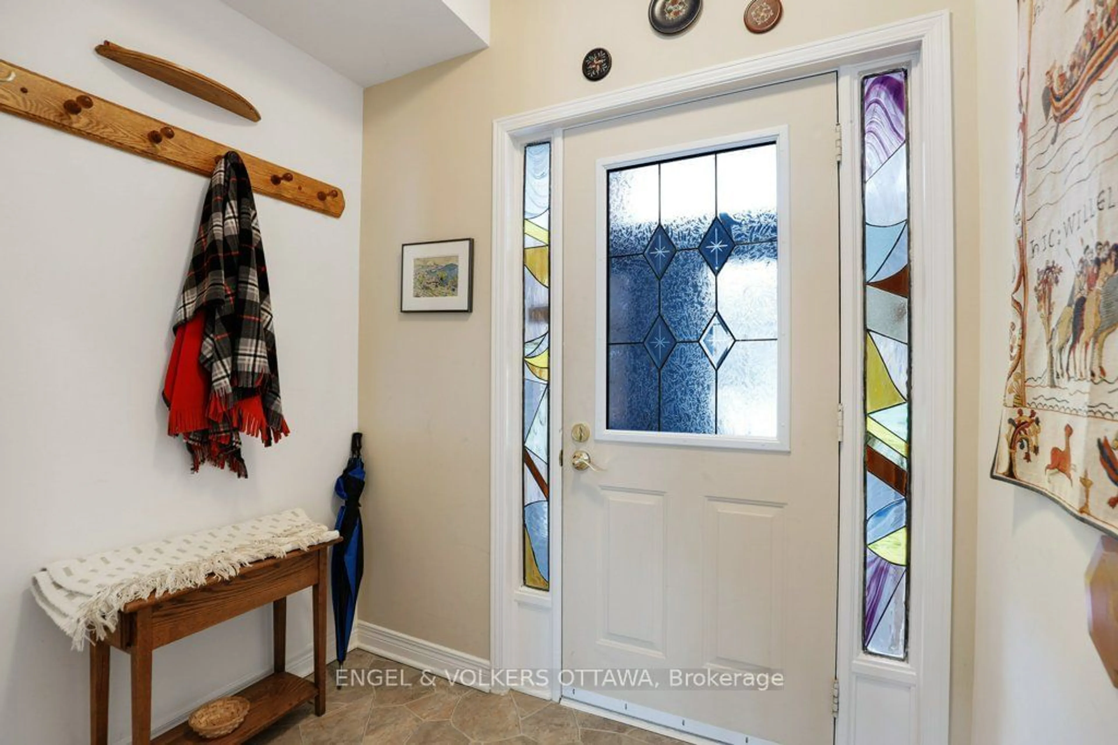 Indoor entryway for 177 Dunbarton Crt, Manor Park - Cardinal Glen and Area Ontario K1K 4L7