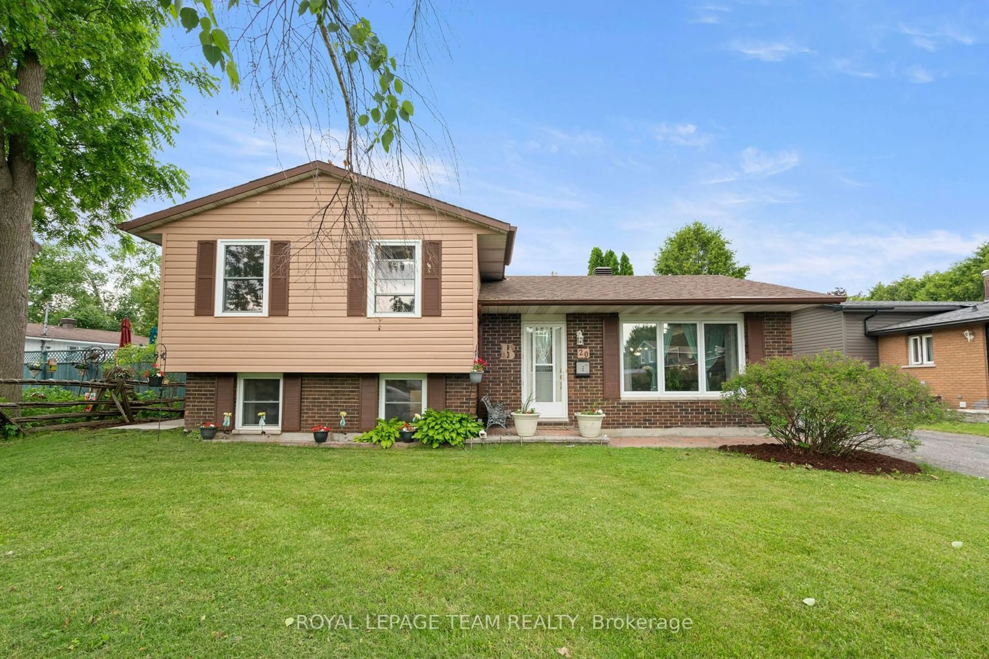 Home with brick exterior material, street for 20 BELL Ave, Smiths Falls Ontario K7A 4X7