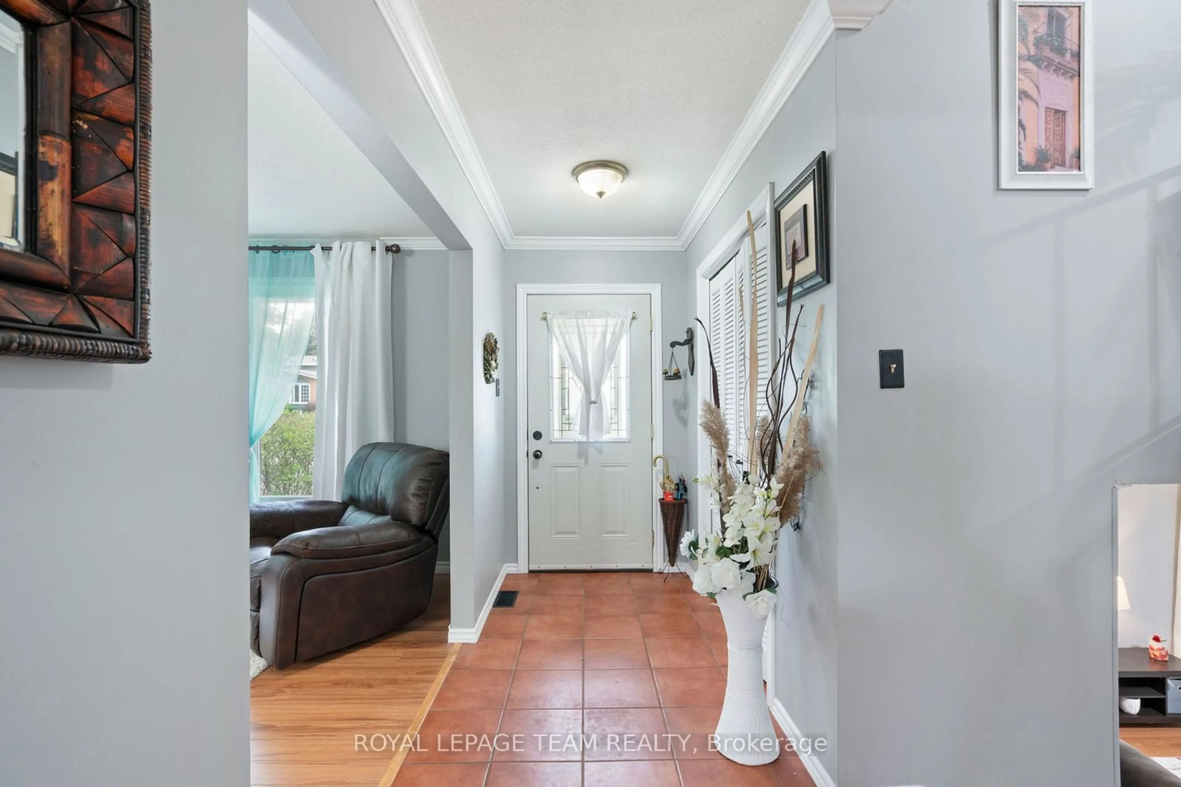 Indoor entryway for 20 BELL Ave, Smiths Falls Ontario K7A 4X7