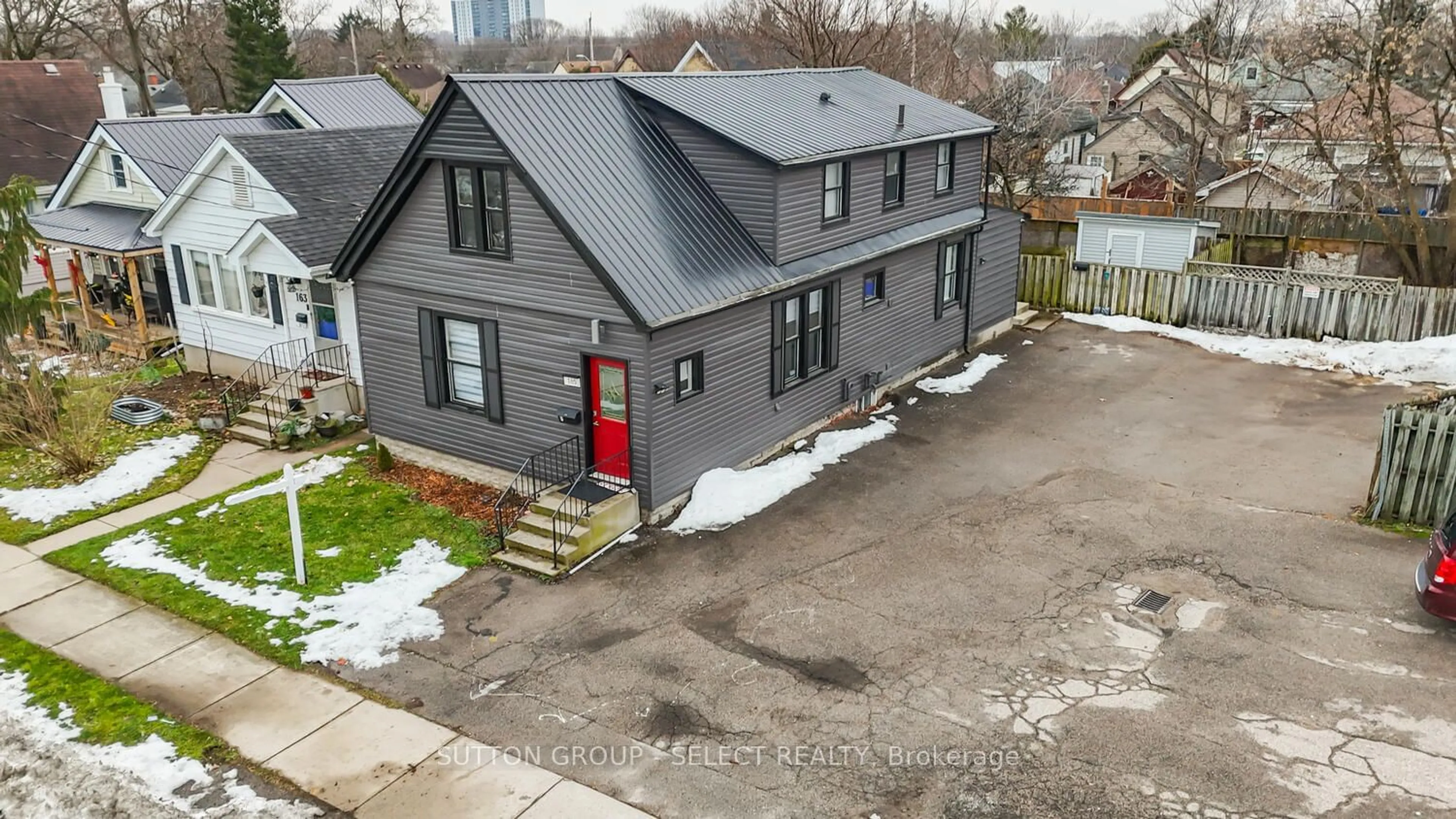 A pic from outside/outdoor area/front of a property/back of a property/a pic from drone, street for 165 MADISON Ave, London Ontario N5Z 2P5