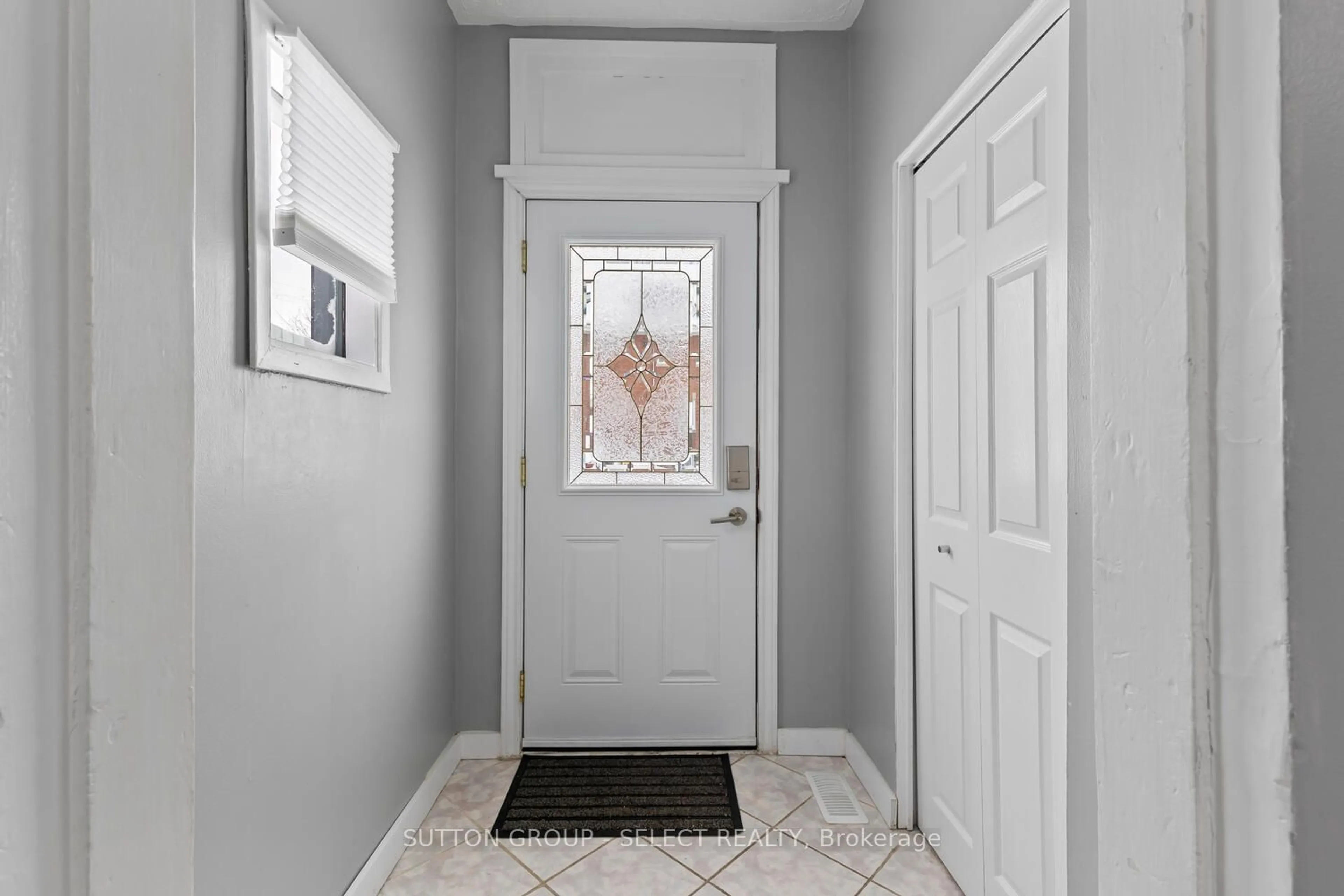 Indoor entryway for 165 MADISON Ave, London Ontario N5Z 2P5