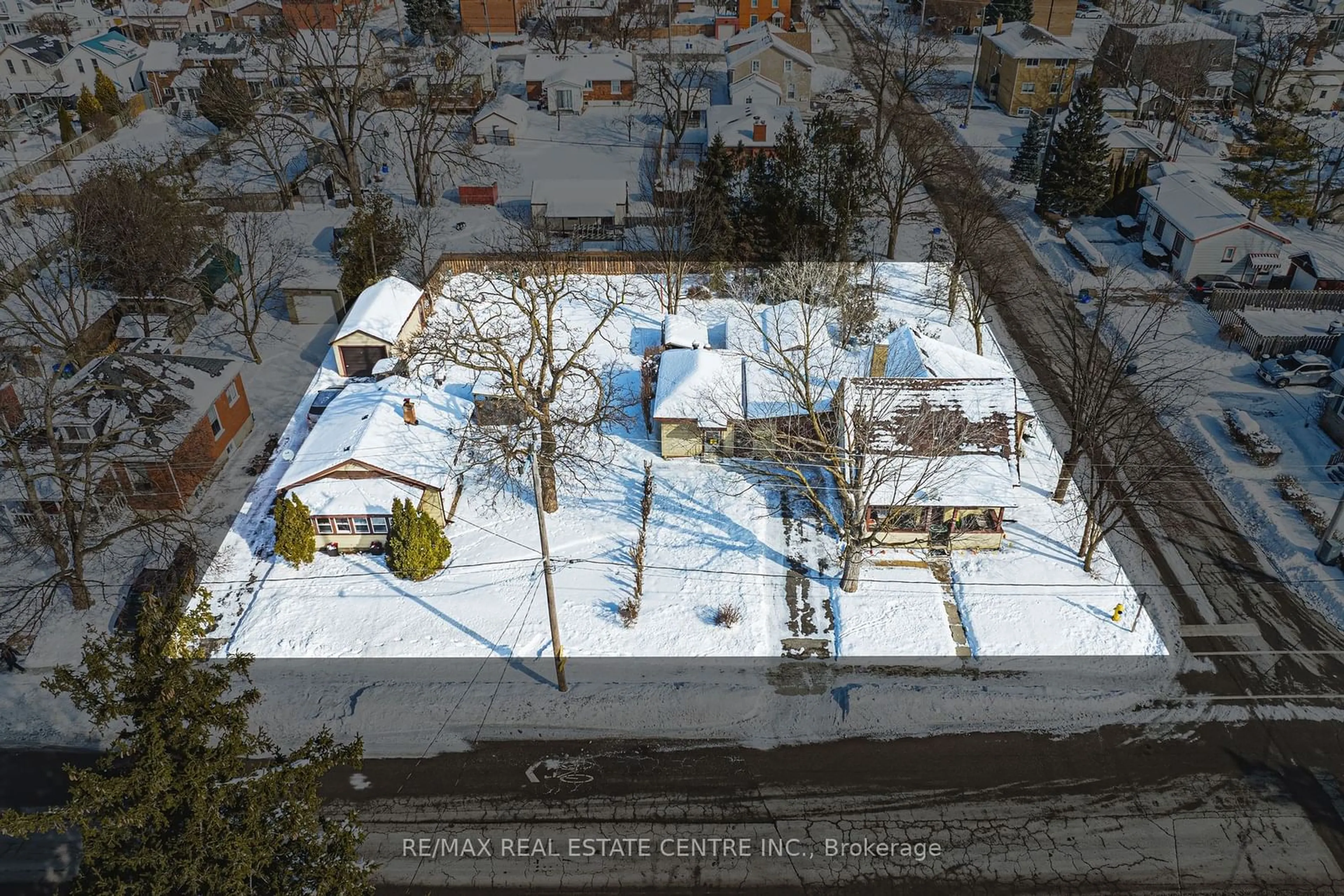 A pic from outside/outdoor area/front of a property/back of a property/a pic from drone, street for 1279 Hamilton St, Cambridge Ontario N3H 3G4