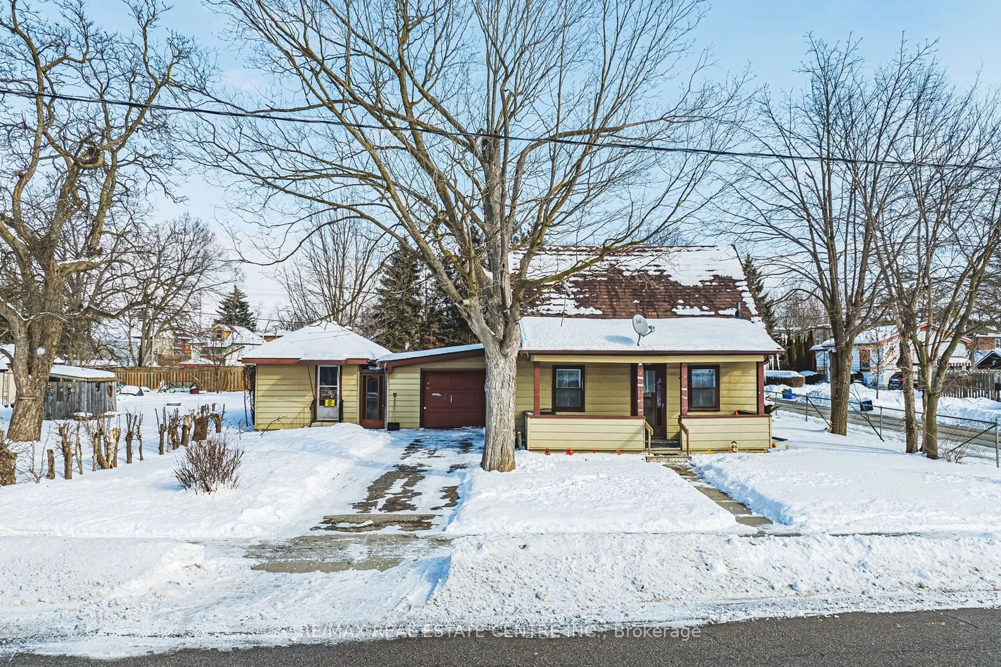 A pic from outside/outdoor area/front of a property/back of a property/a pic from drone, street for 1279 Hamilton St, Cambridge Ontario N3H 3G4