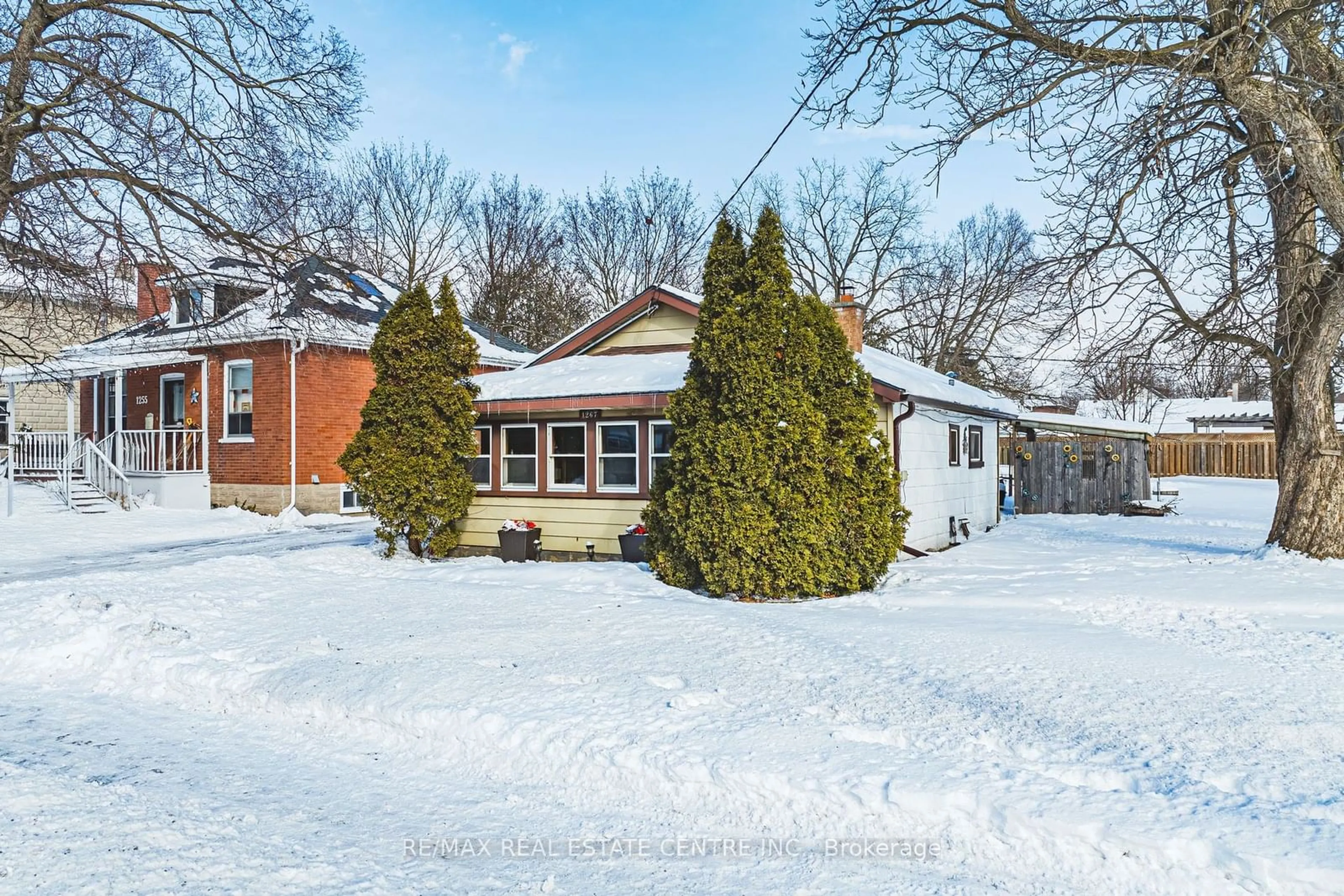 A pic from outside/outdoor area/front of a property/back of a property/a pic from drone, street for 1279 Hamilton St, Cambridge Ontario N3H 3G4