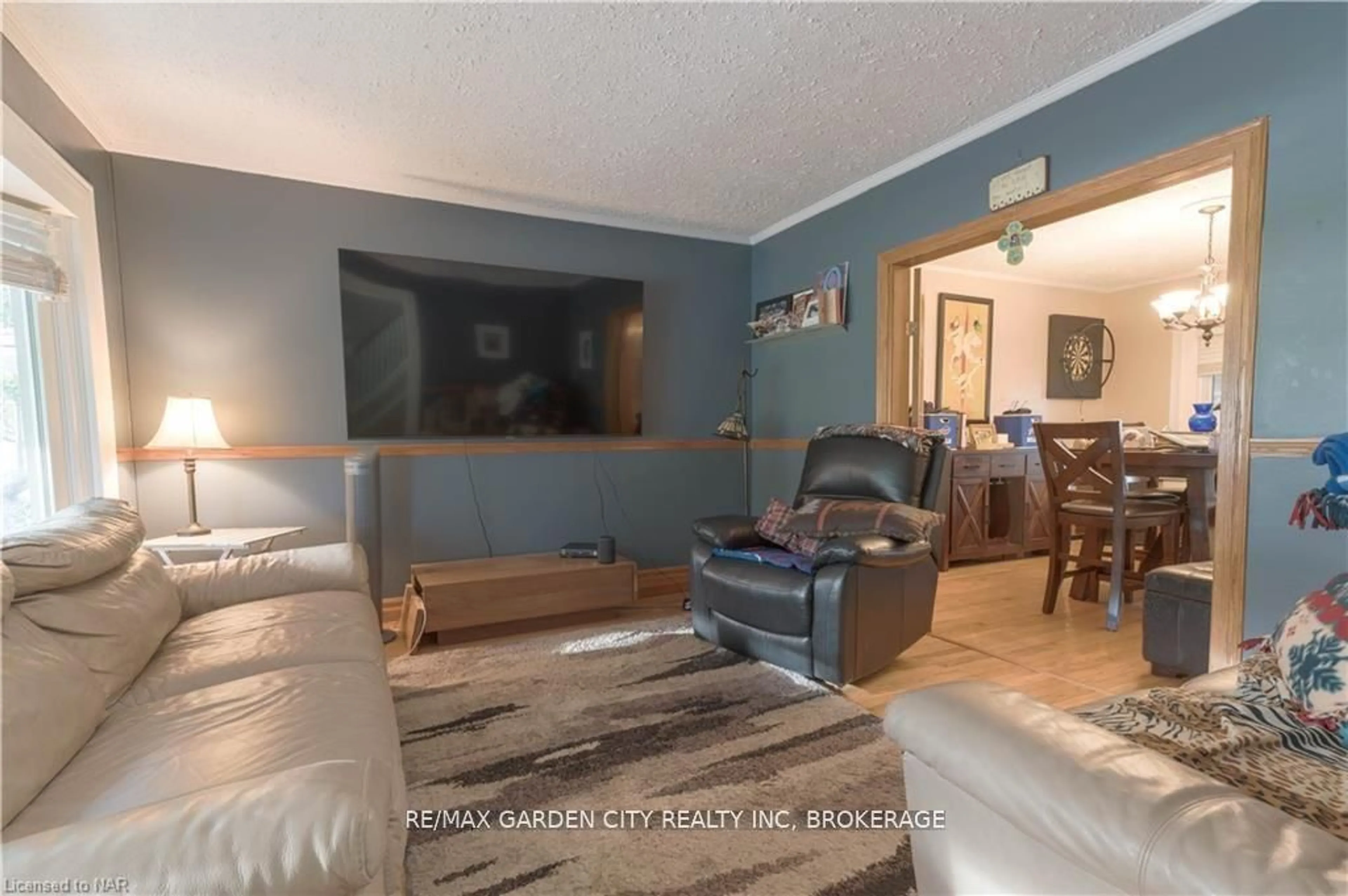 Living room with furniture, wood/laminate floor for 4 HAIG St, St. Catharines Ontario L2R 6K5