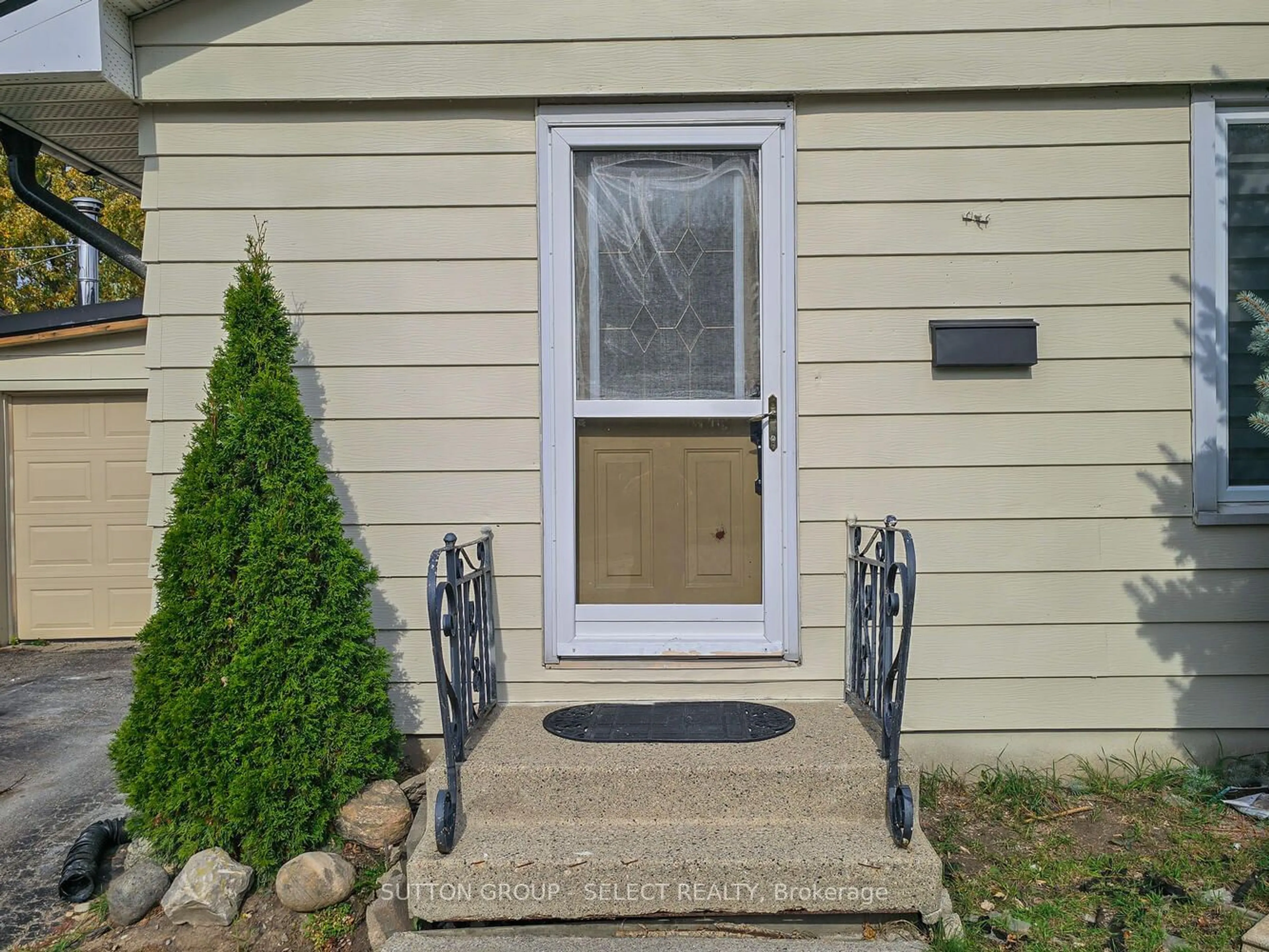 Indoor entryway for 20 Dow Rd, London Ontario N6E 1E9