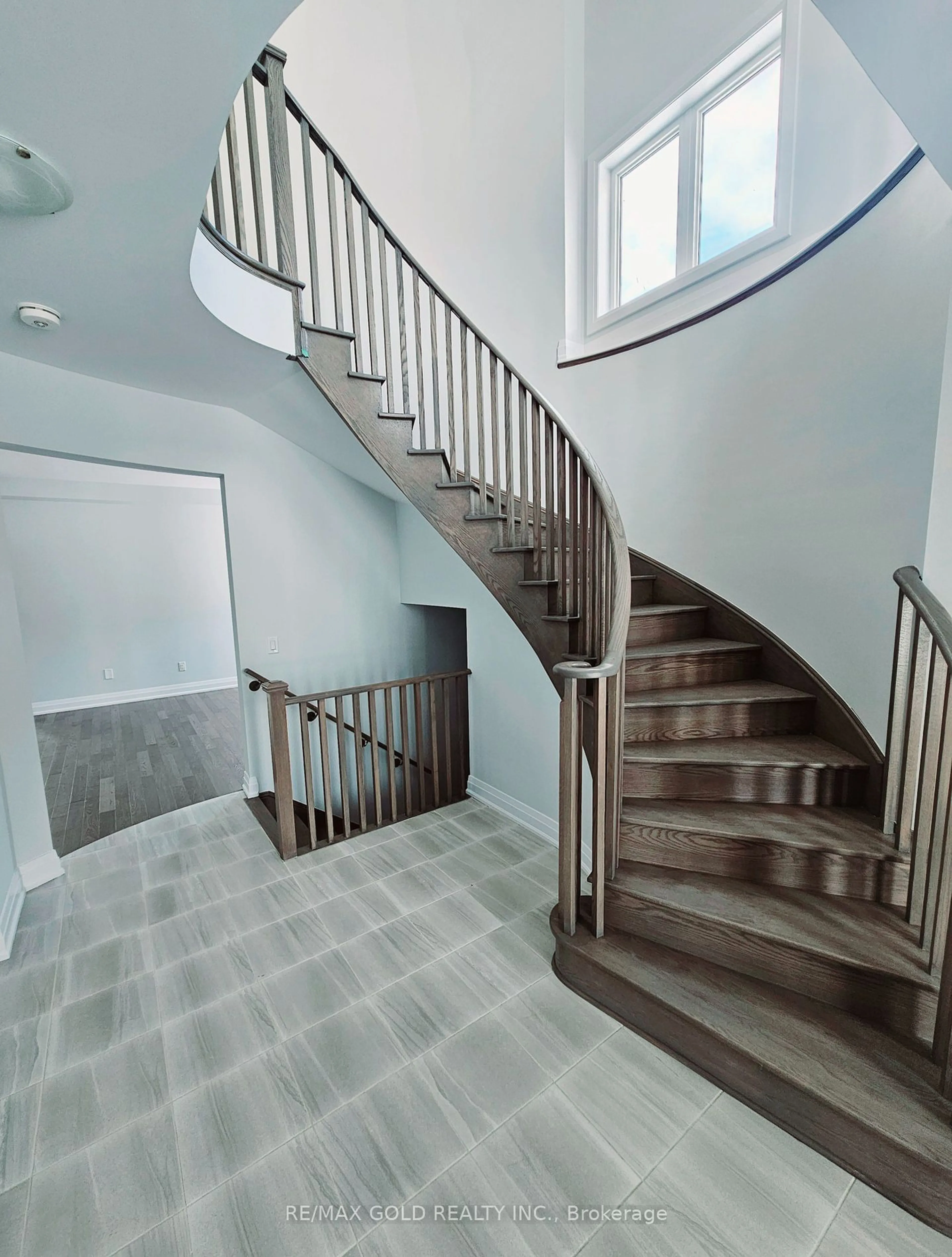 Stairs for 44 Harding Crt, Woodstock Ontario N4S 7W2