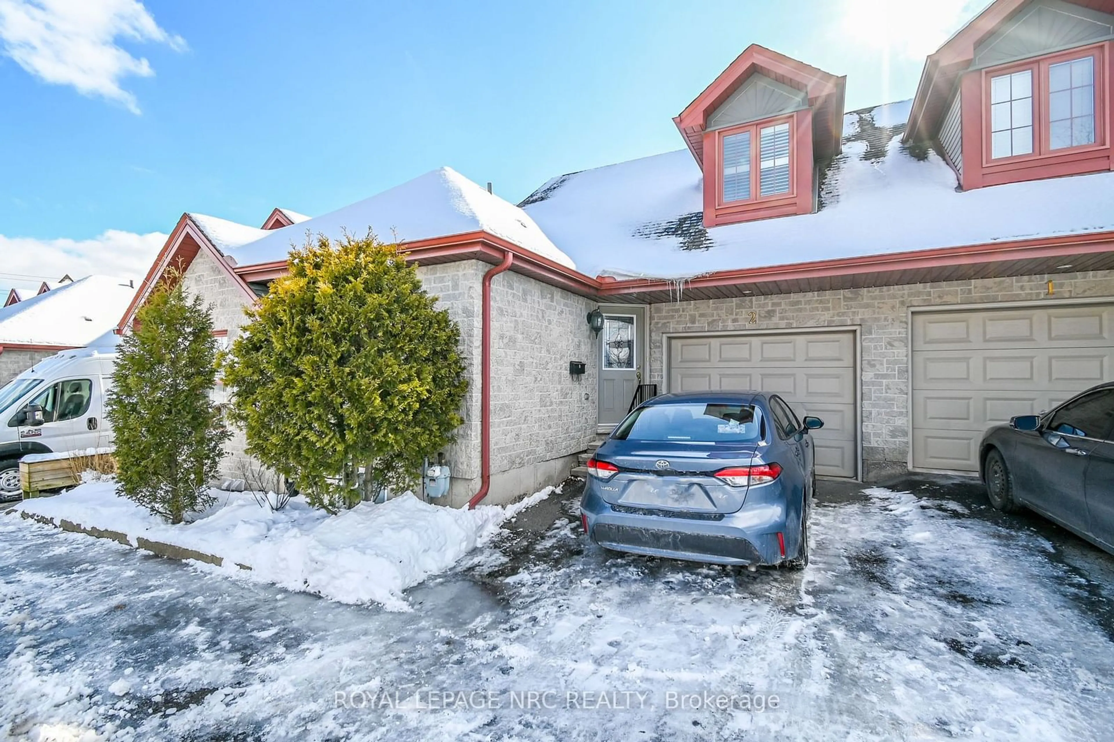 A pic from outside/outdoor area/front of a property/back of a property/a pic from drone, street for 10 Pine St #2, Thorold Ontario L2V 2N9