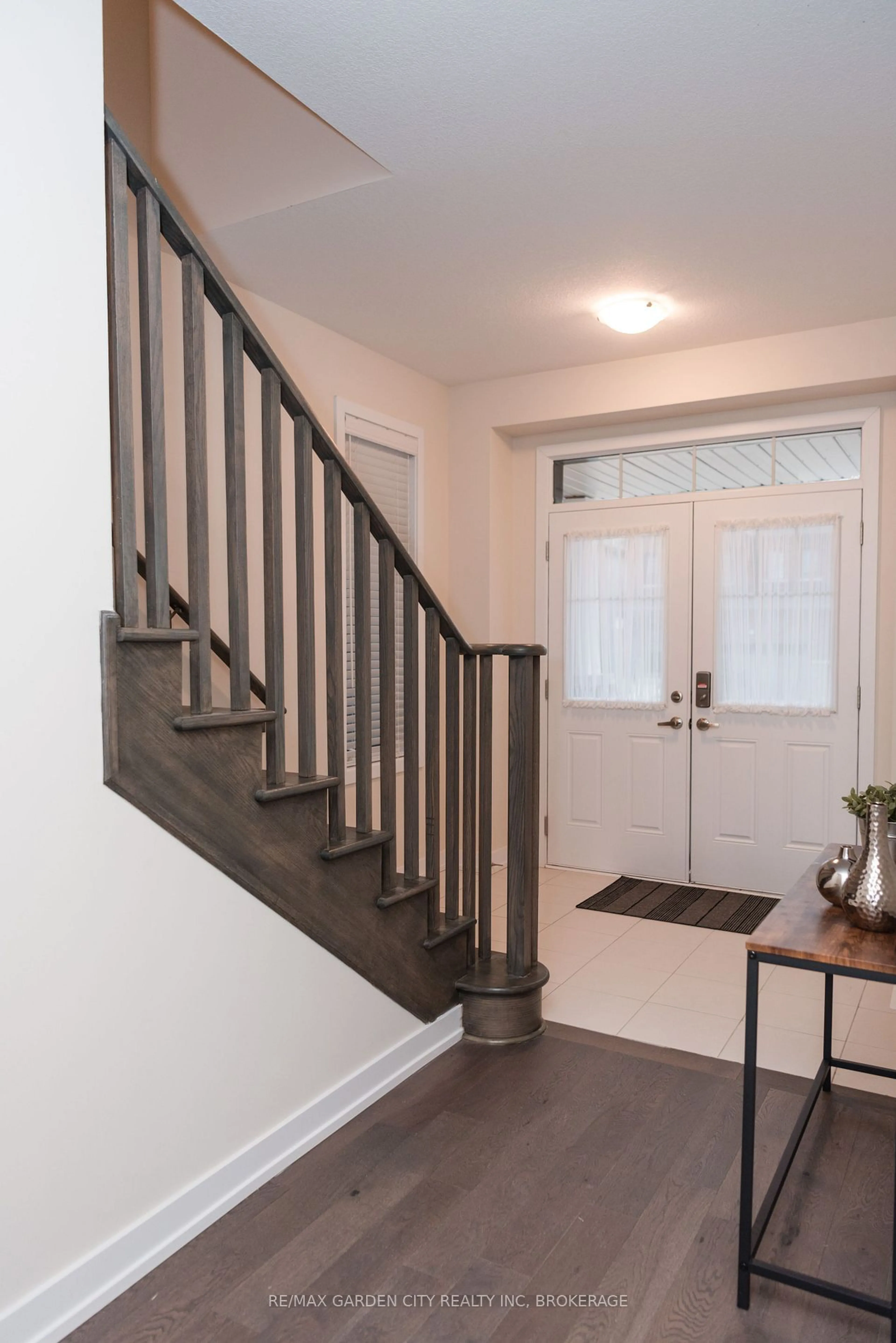 Indoor entryway for 111 Sunflower Cres, Thorold Ontario L3B 5N5