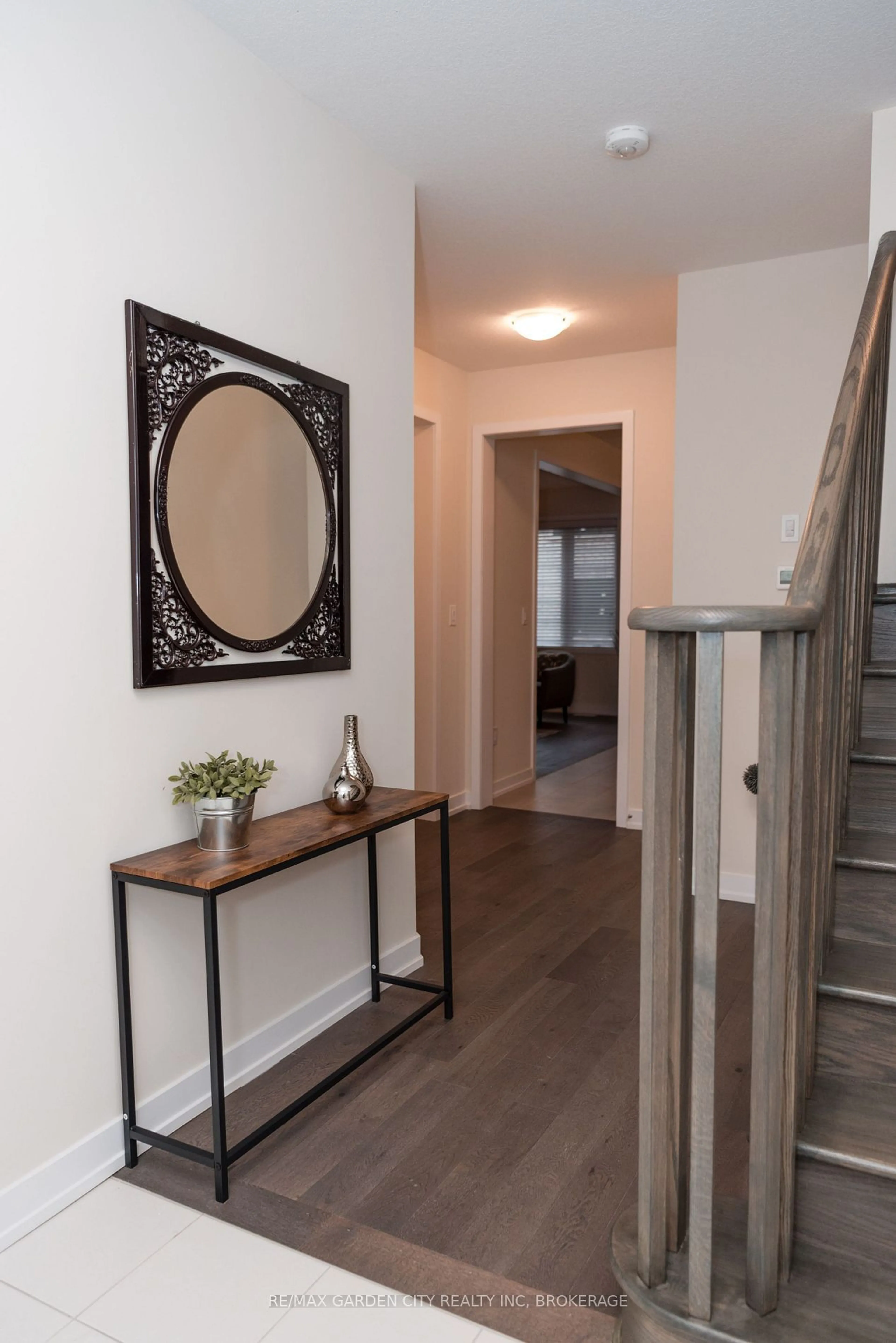 Indoor entryway for 111 Sunflower Cres, Thorold Ontario L3B 5N5