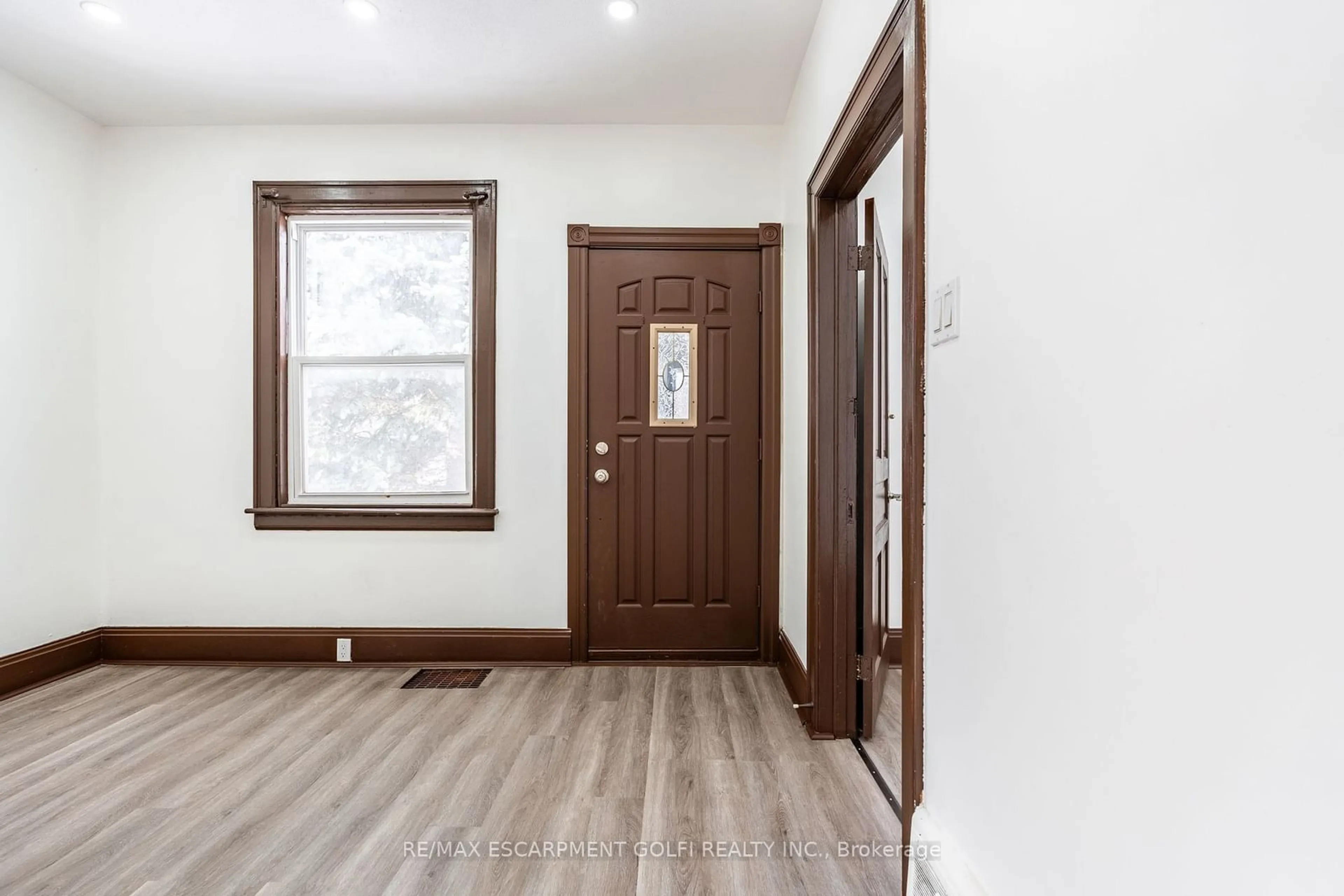 Indoor entryway for 5 Easton St, Cambridge Ontario N1R 1G3