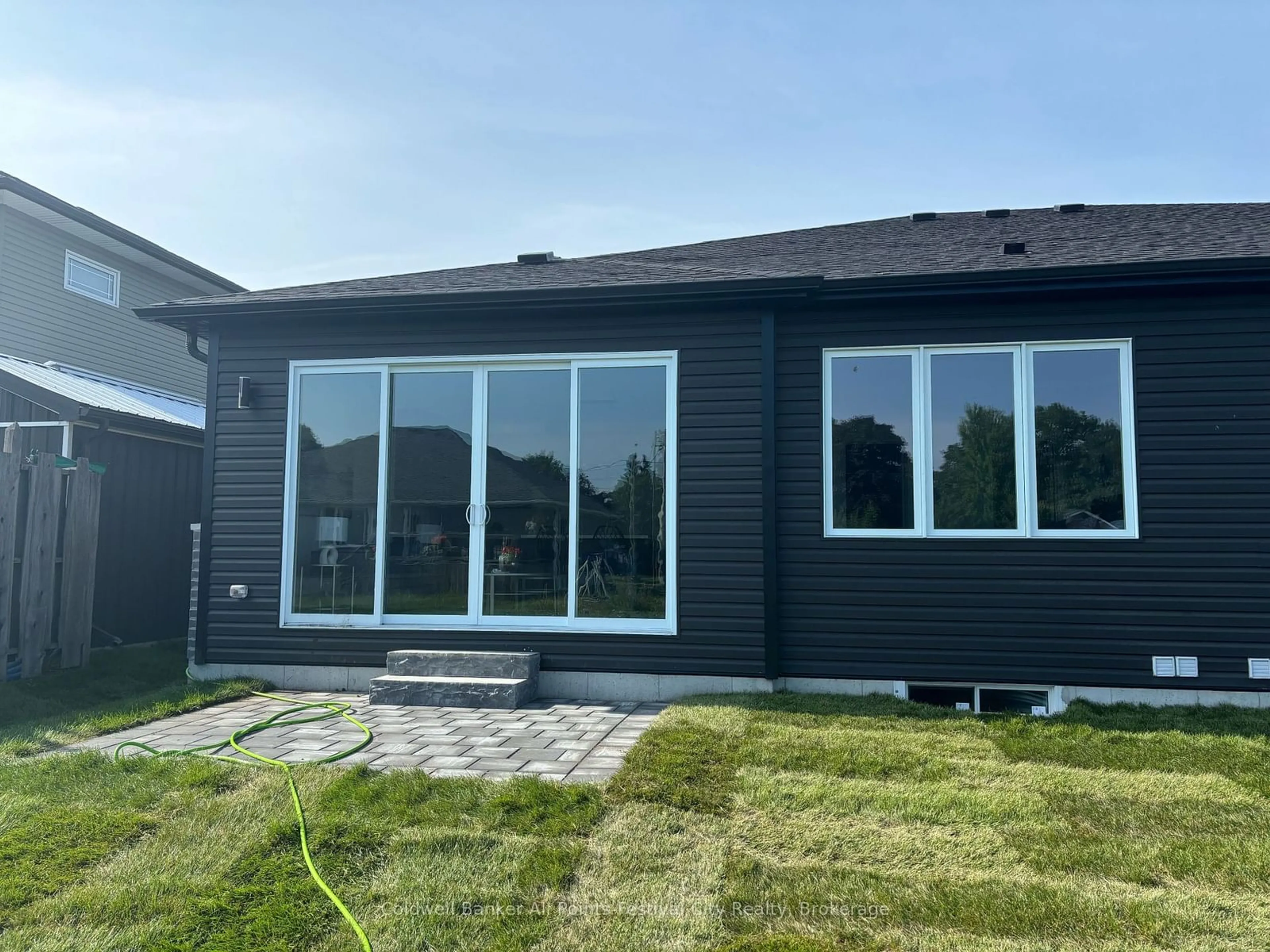 Home with vinyl exterior material, building for 164 Park St, Goderich Ontario N7A 1L2