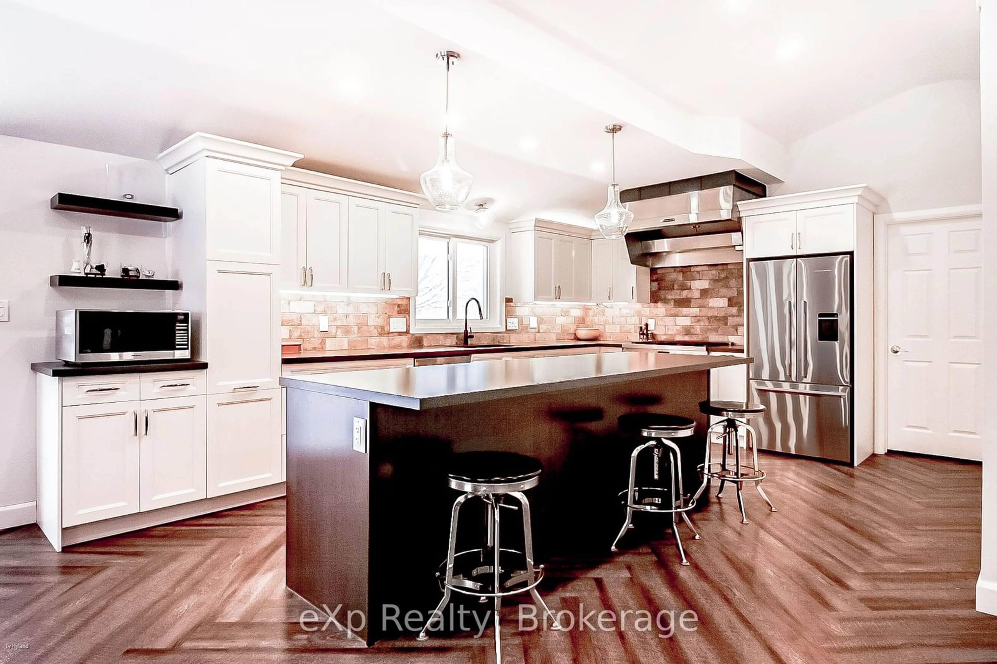 Contemporary kitchen, wood/laminate floor for 208 Pellisier St, Grey Highlands Ontario N0C 1E0