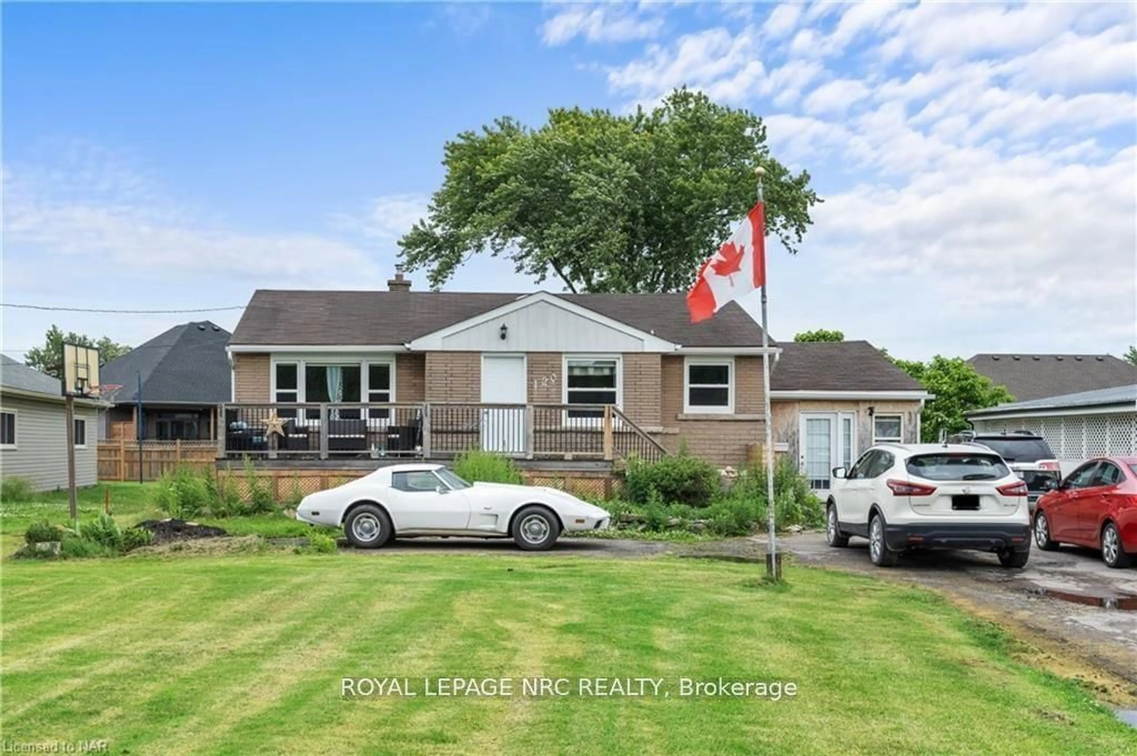 A pic from outside/outdoor area/front of a property/back of a property/a pic from drone, street for 120 Kingsway, Welland Ontario L3B 3N9