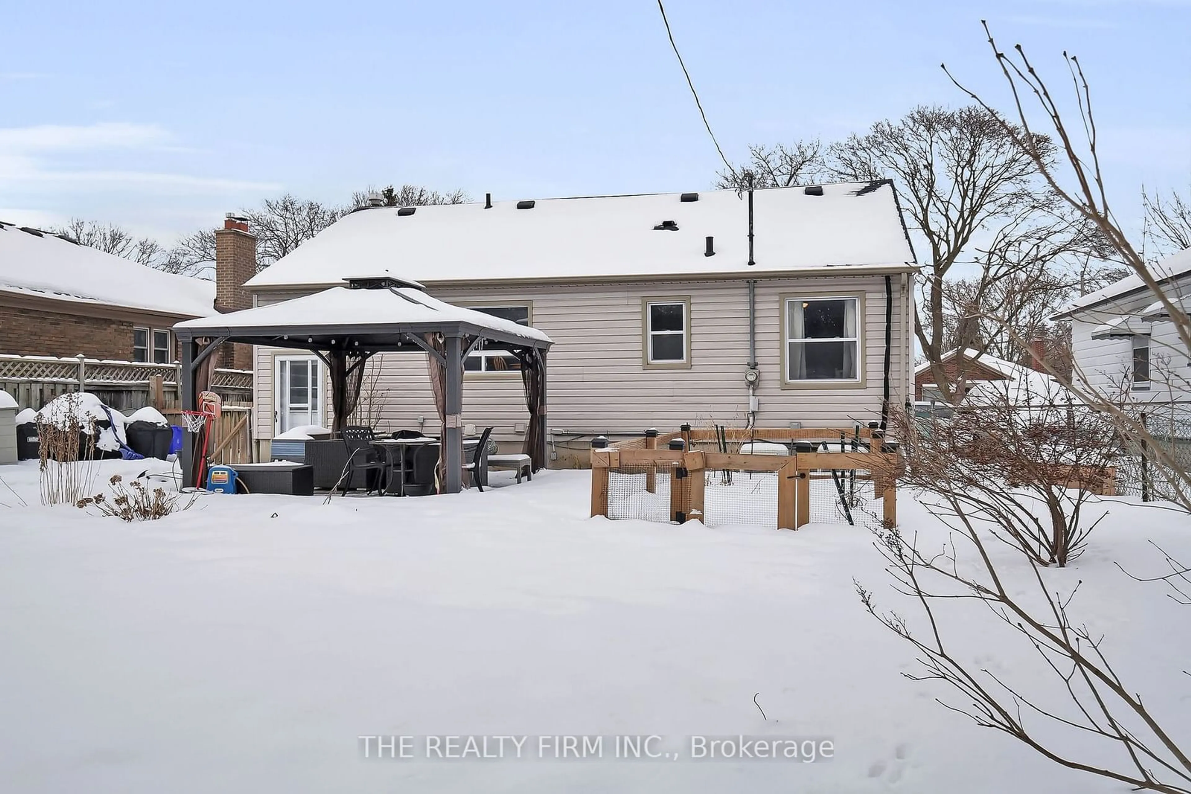 A pic from outside/outdoor area/front of a property/back of a property/a pic from drone, street for 1331 BRYDGES St, London Ontario N5W 2C5