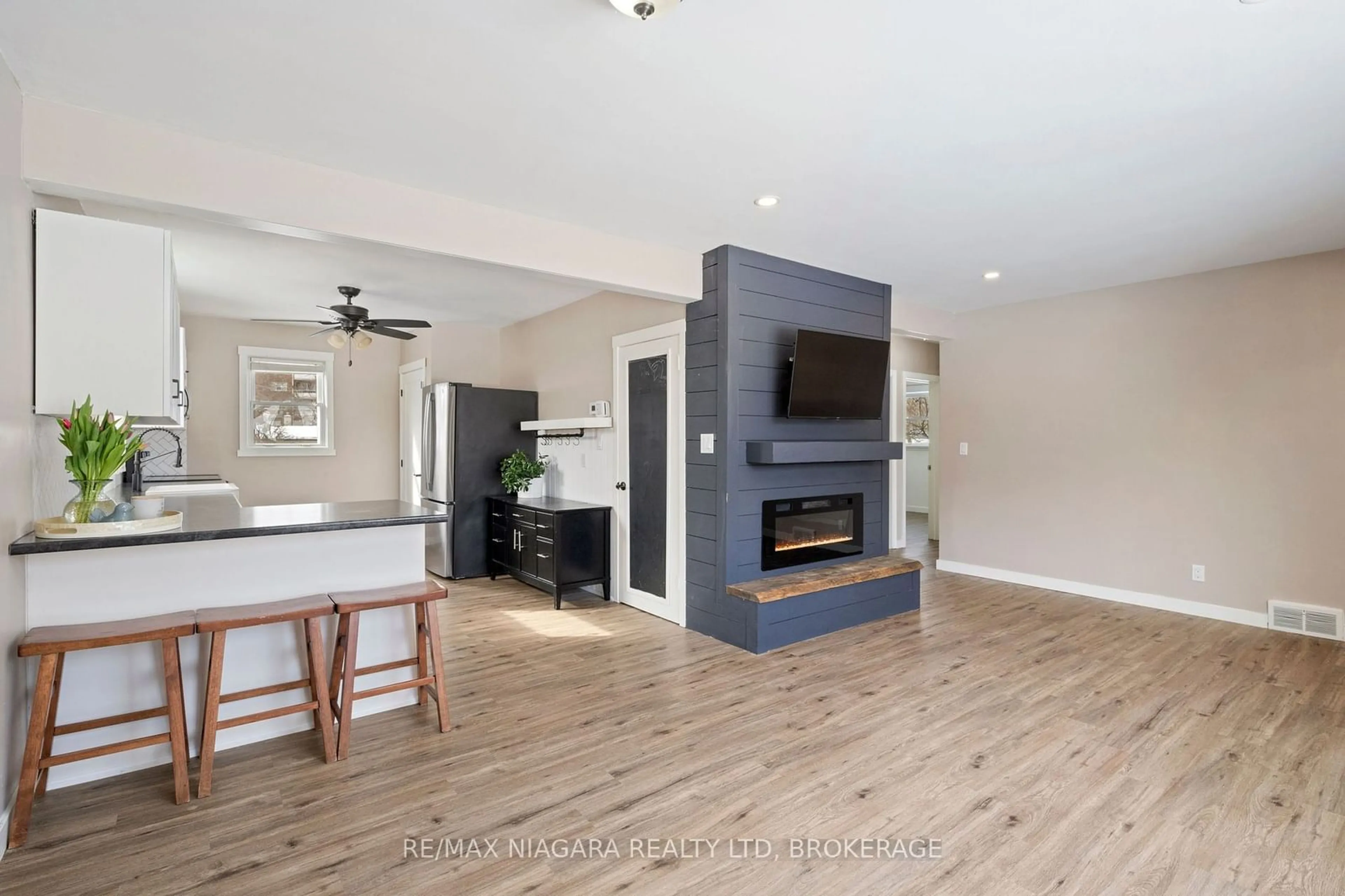 Open concept kitchen, unknown for 25 Dunkeld Ave, St. Catharines Ontario L2M 4A4