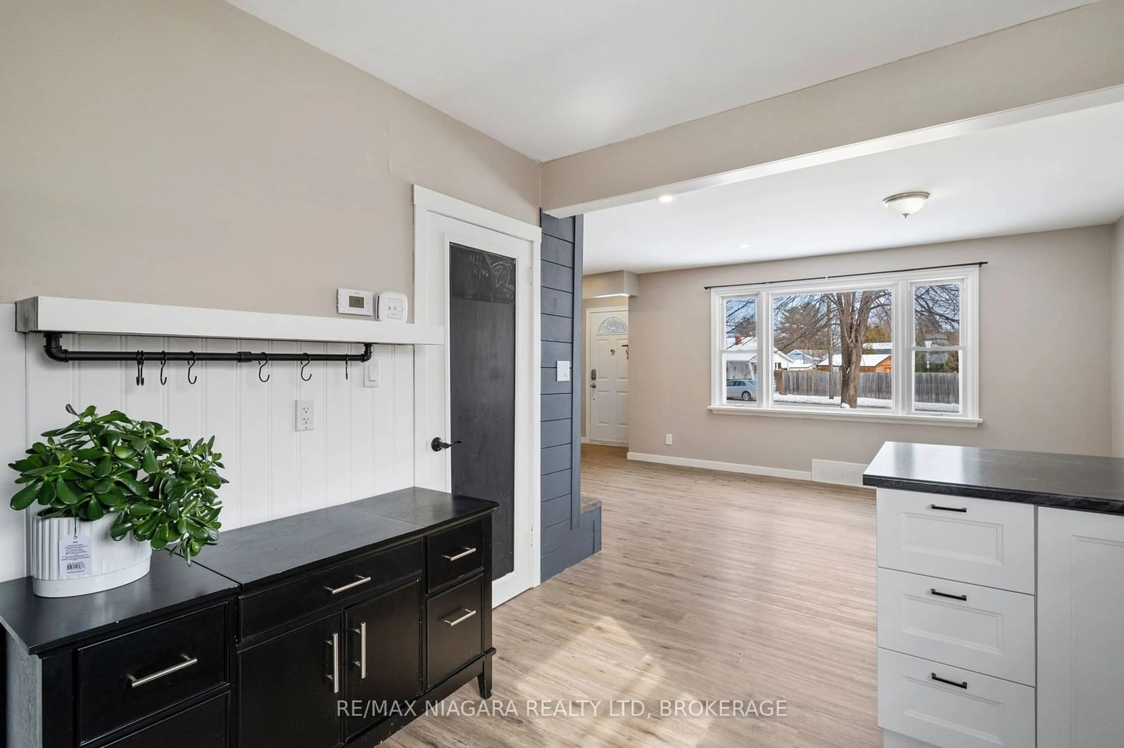 Open concept kitchen, ceramic/tile floor for 25 Dunkeld Ave, St. Catharines Ontario L2M 4A4