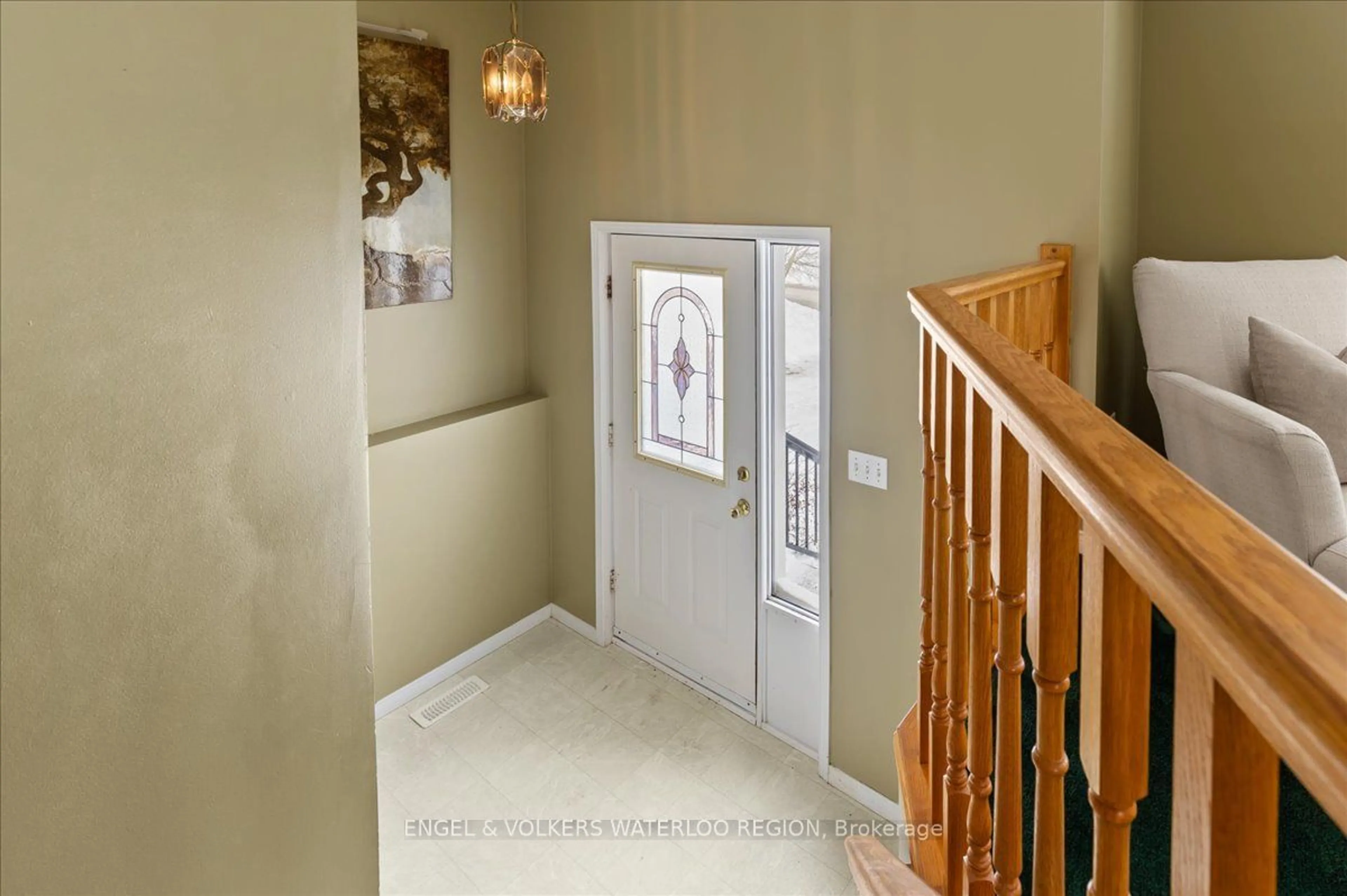 Indoor foyer for 17 Westmeadow Dr, Kitchener Ontario N2N 3J8