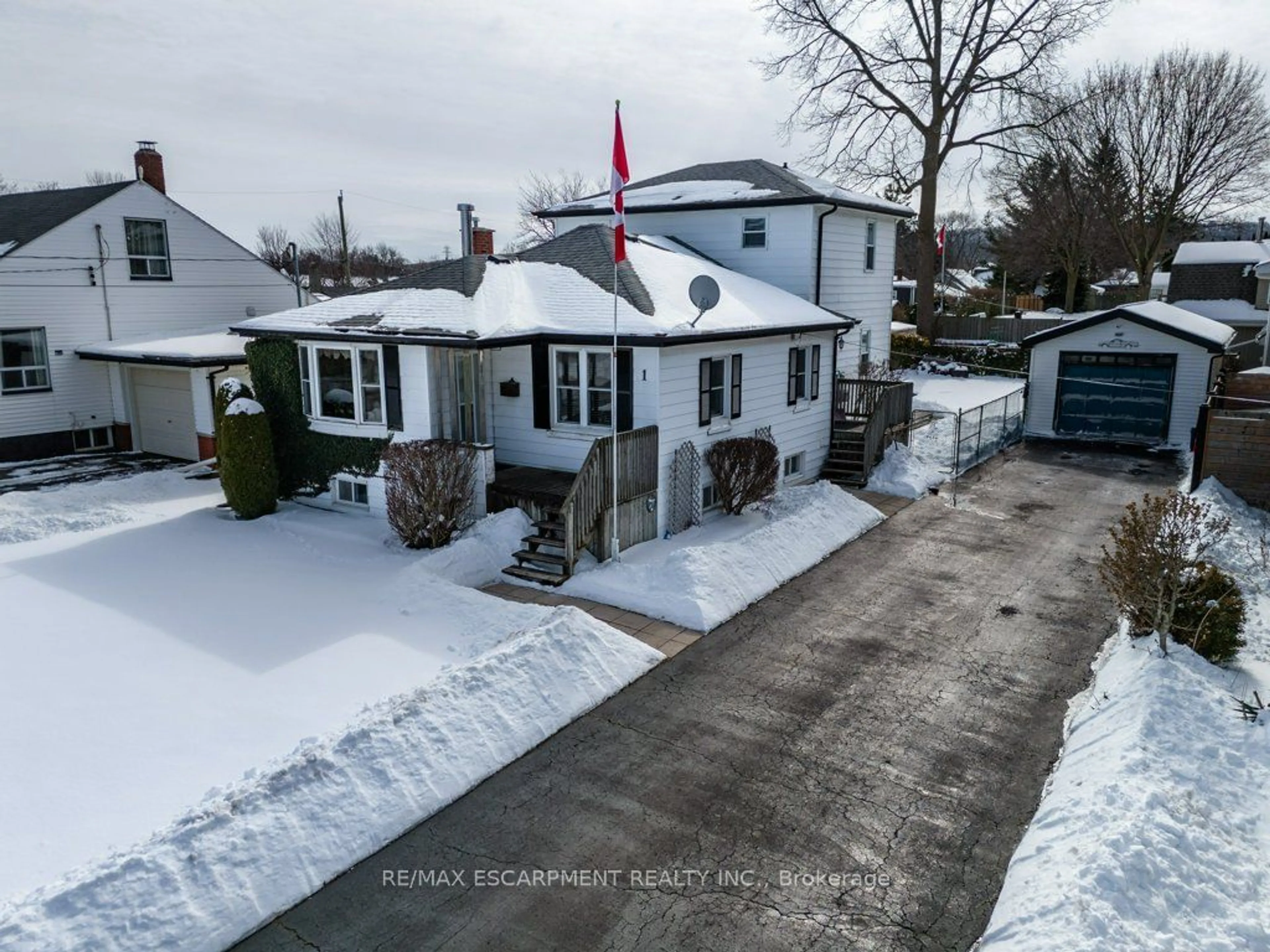 A pic from outside/outdoor area/front of a property/back of a property/a pic from drone, street for 1 Tupper Blvd, Grimsby Ontario L3M 2G1