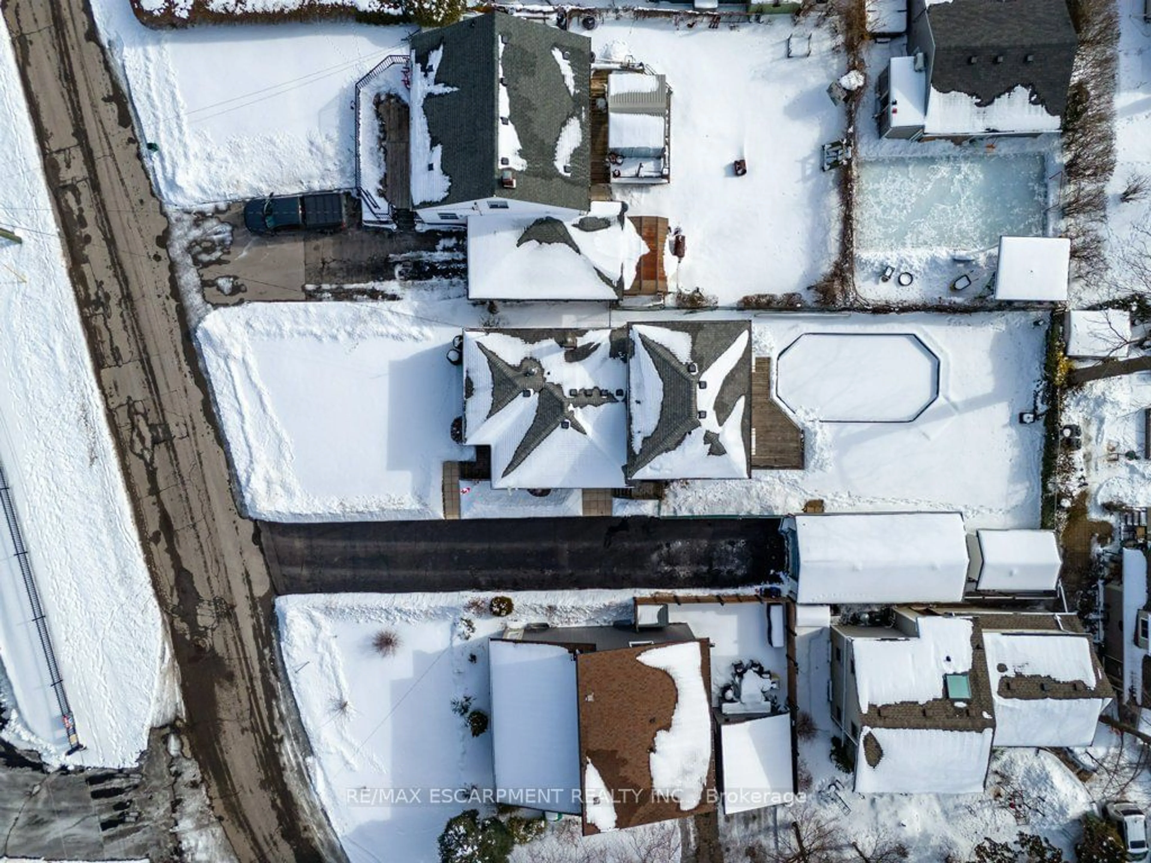 A pic from outside/outdoor area/front of a property/back of a property/a pic from drone, street for 1 Tupper Blvd, Grimsby Ontario L3M 2G1