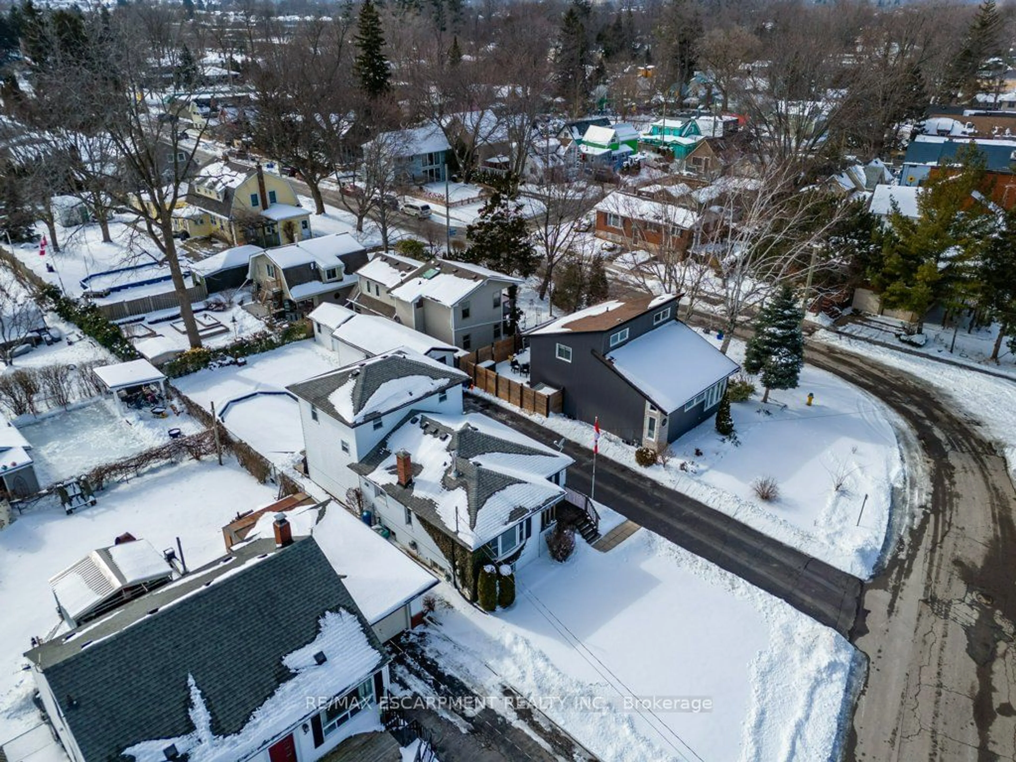 A pic from outside/outdoor area/front of a property/back of a property/a pic from drone, street for 1 Tupper Blvd, Grimsby Ontario L3M 2G1