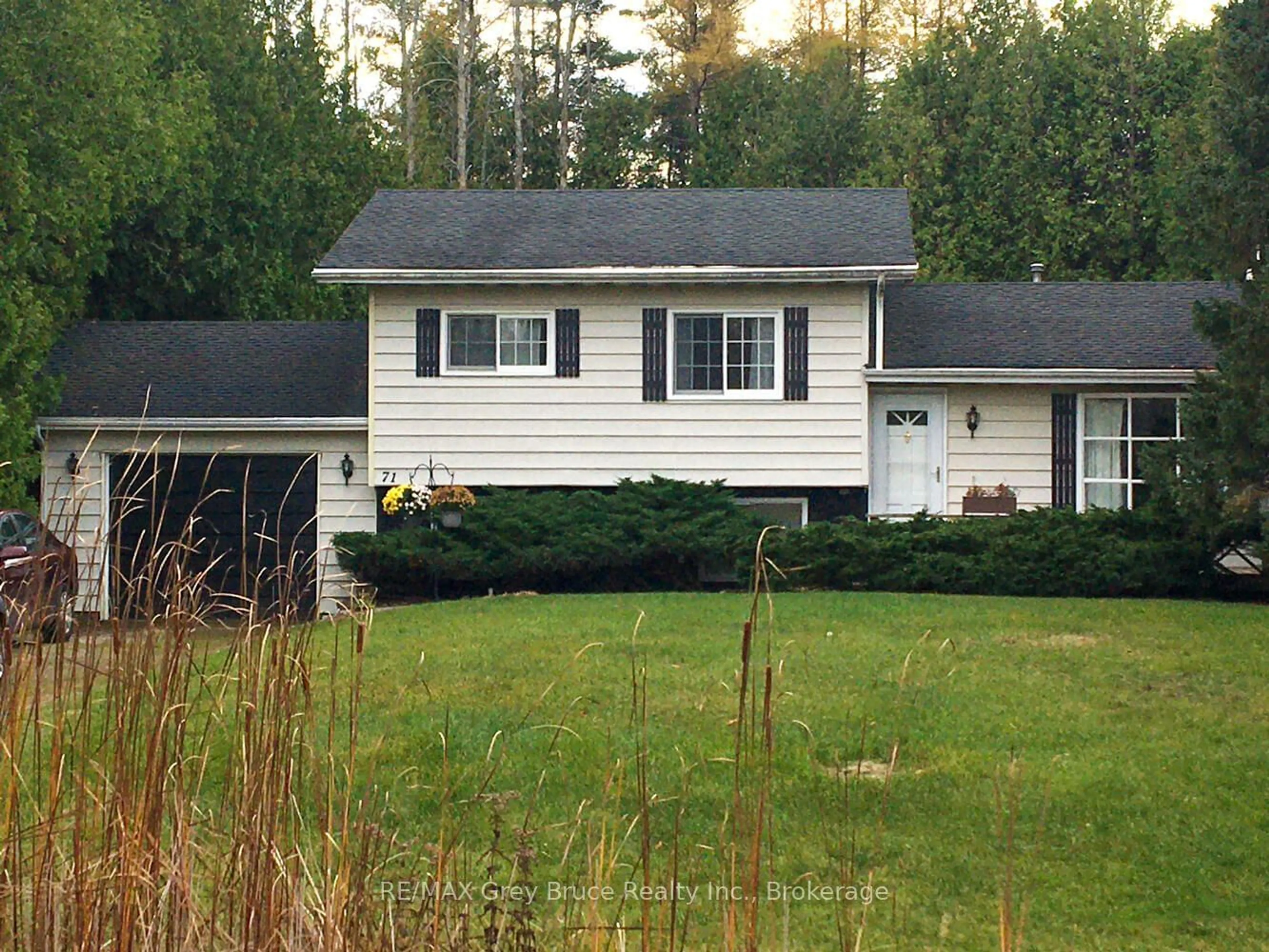 Home with vinyl exterior material, street for 71 William Crt, South Bruce Peninsula Ontario N0H 2T0