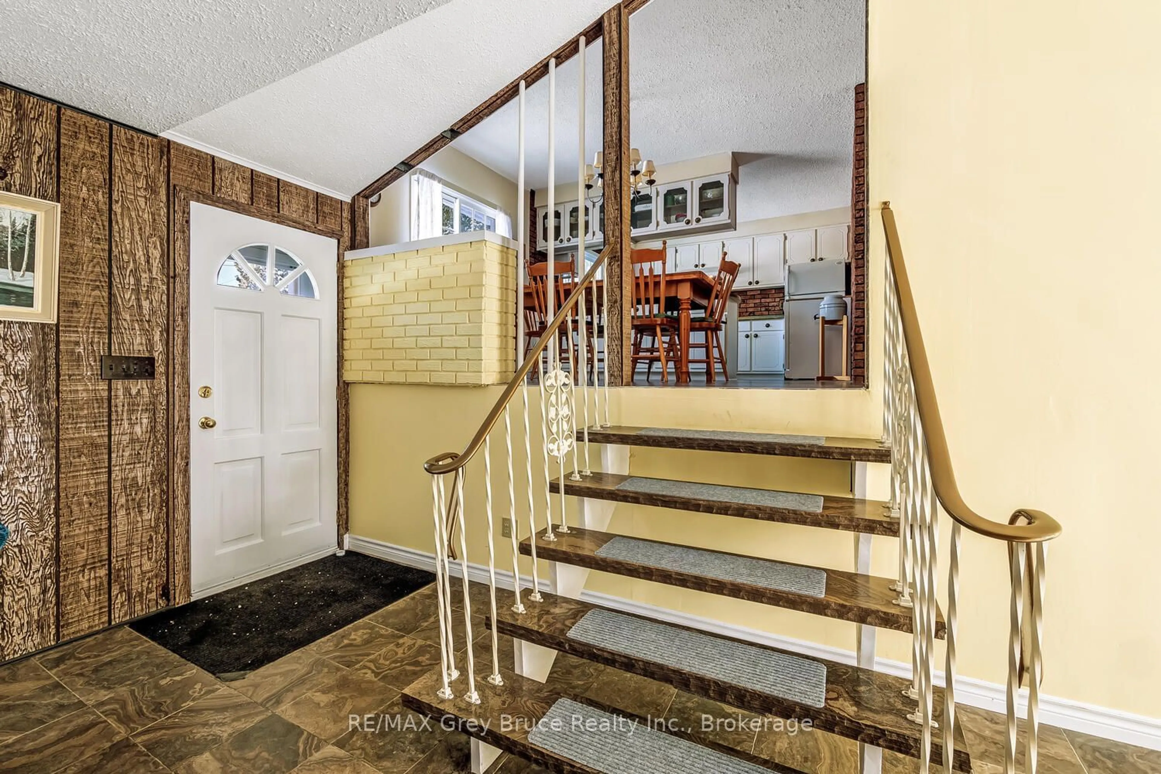 Indoor foyer for 71 William Crt, South Bruce Peninsula Ontario N0H 2T0