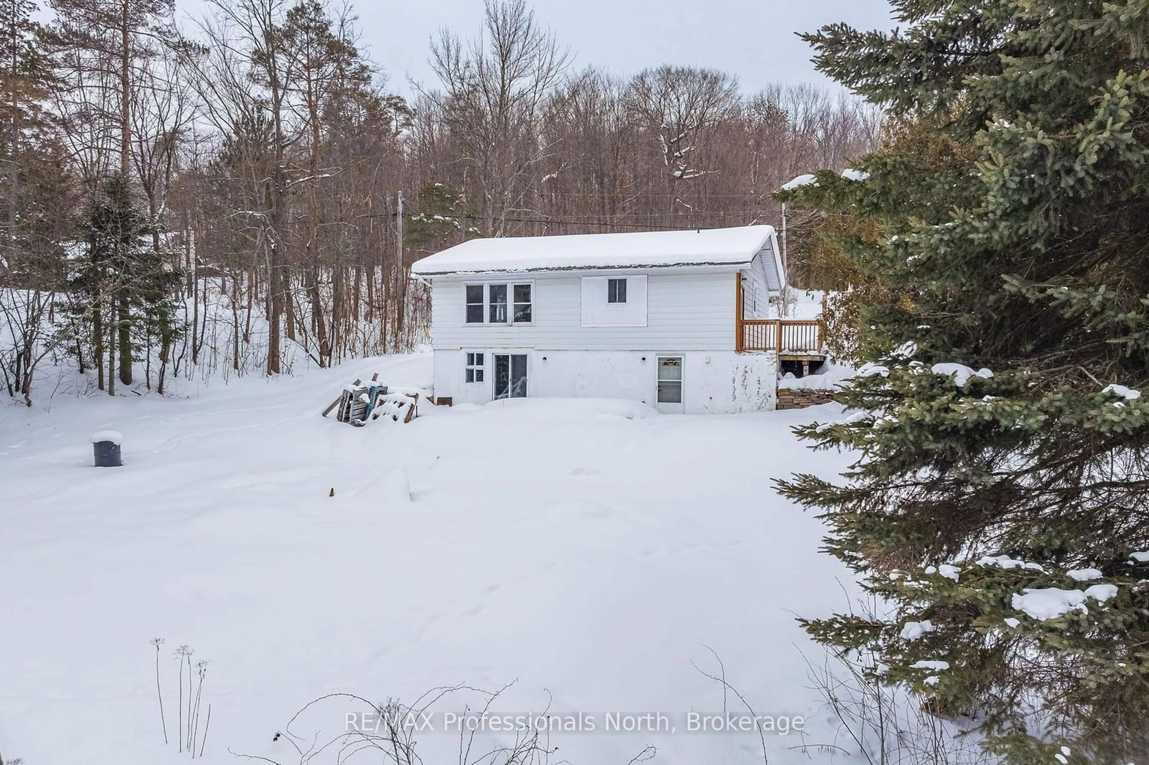 A pic from outside/outdoor area/front of a property/back of a property/a pic from drone, water/lake/river/ocean view for 305 Falcon Rd, Huntsville Ontario P1H 1N3