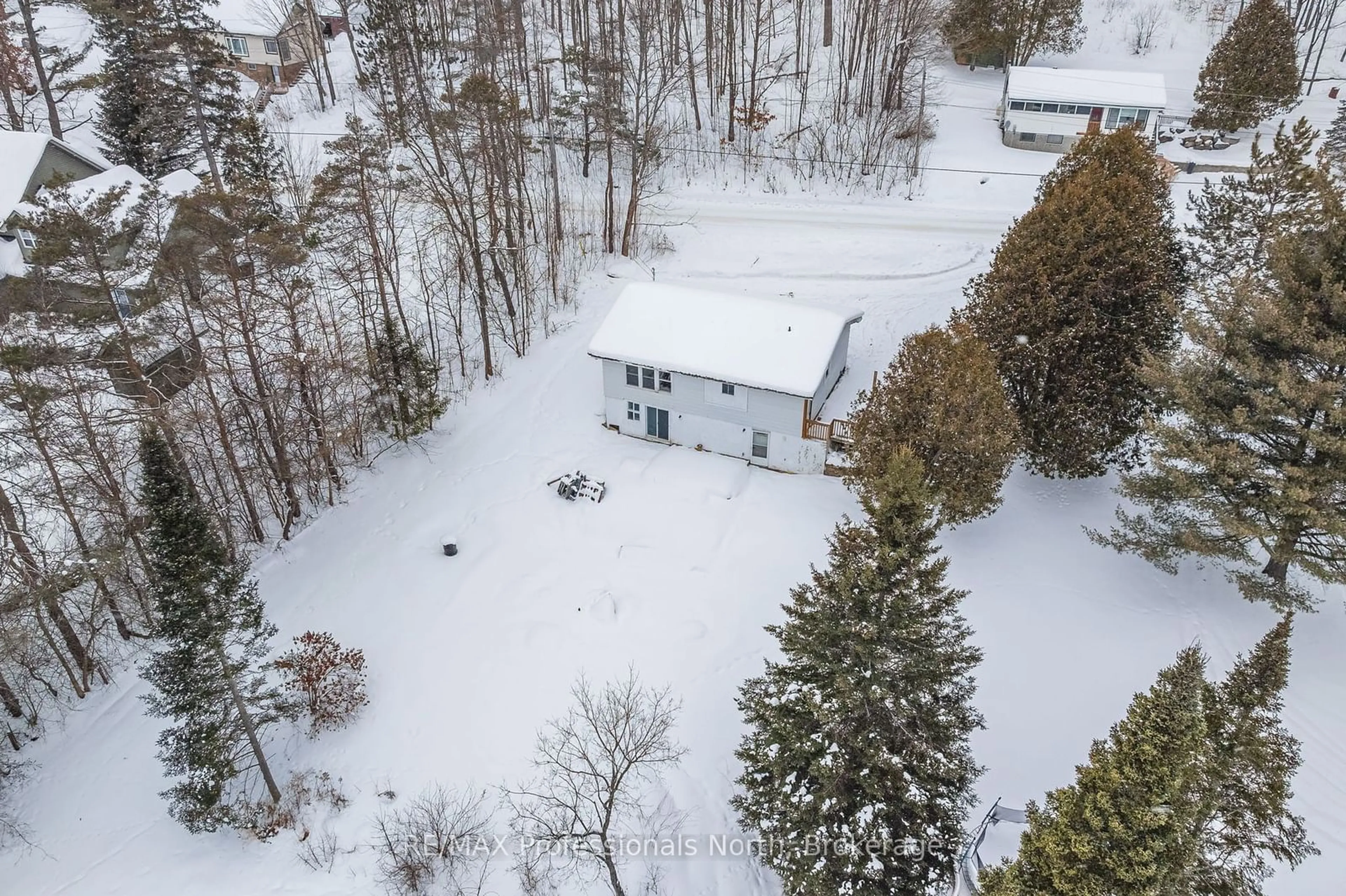 A pic from outside/outdoor area/front of a property/back of a property/a pic from drone, unknown for 305 Falcon Rd, Huntsville Ontario P1H 1N3