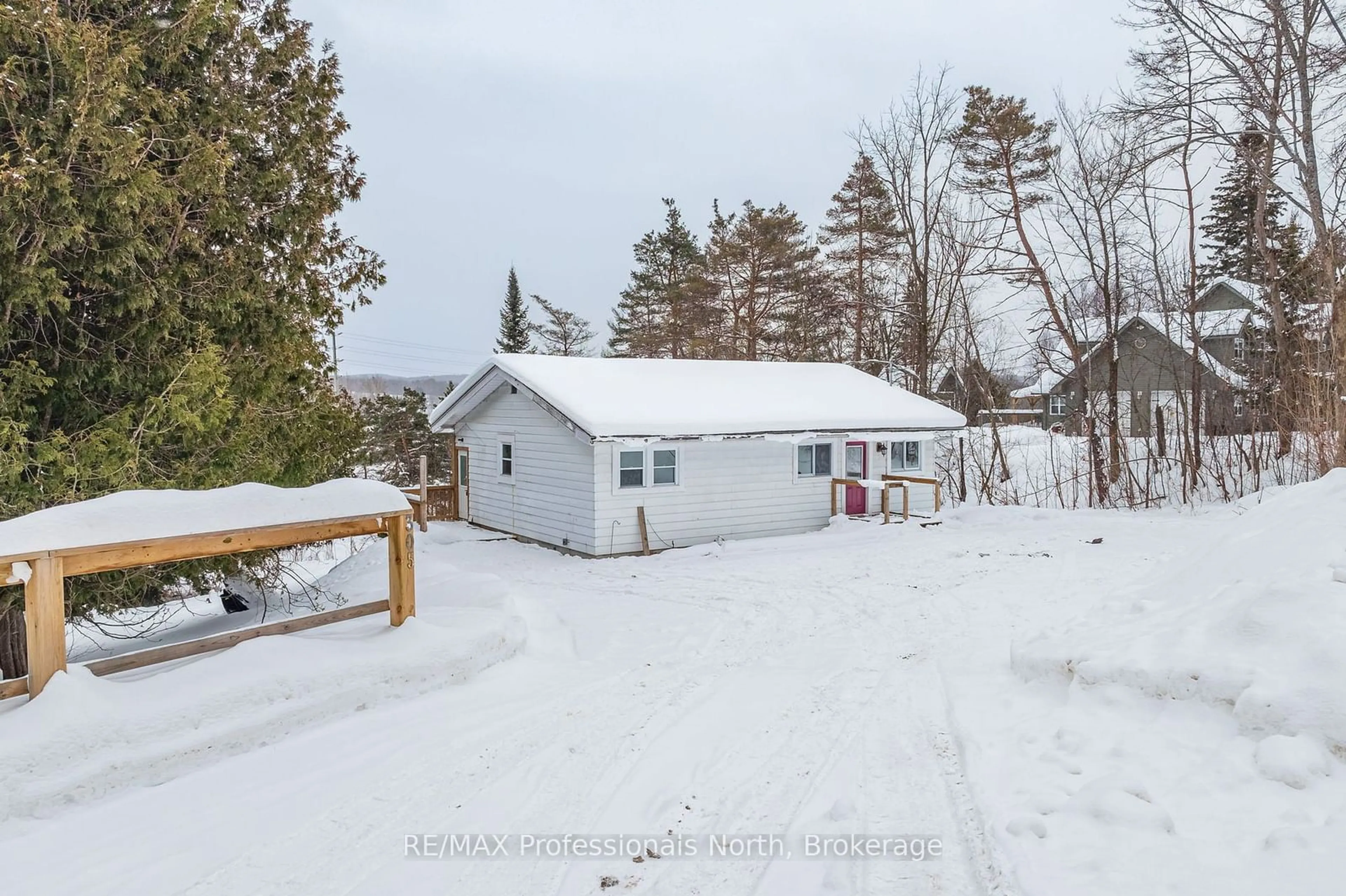 A pic from outside/outdoor area/front of a property/back of a property/a pic from drone, street for 305 Falcon Rd, Huntsville Ontario P1H 1N3