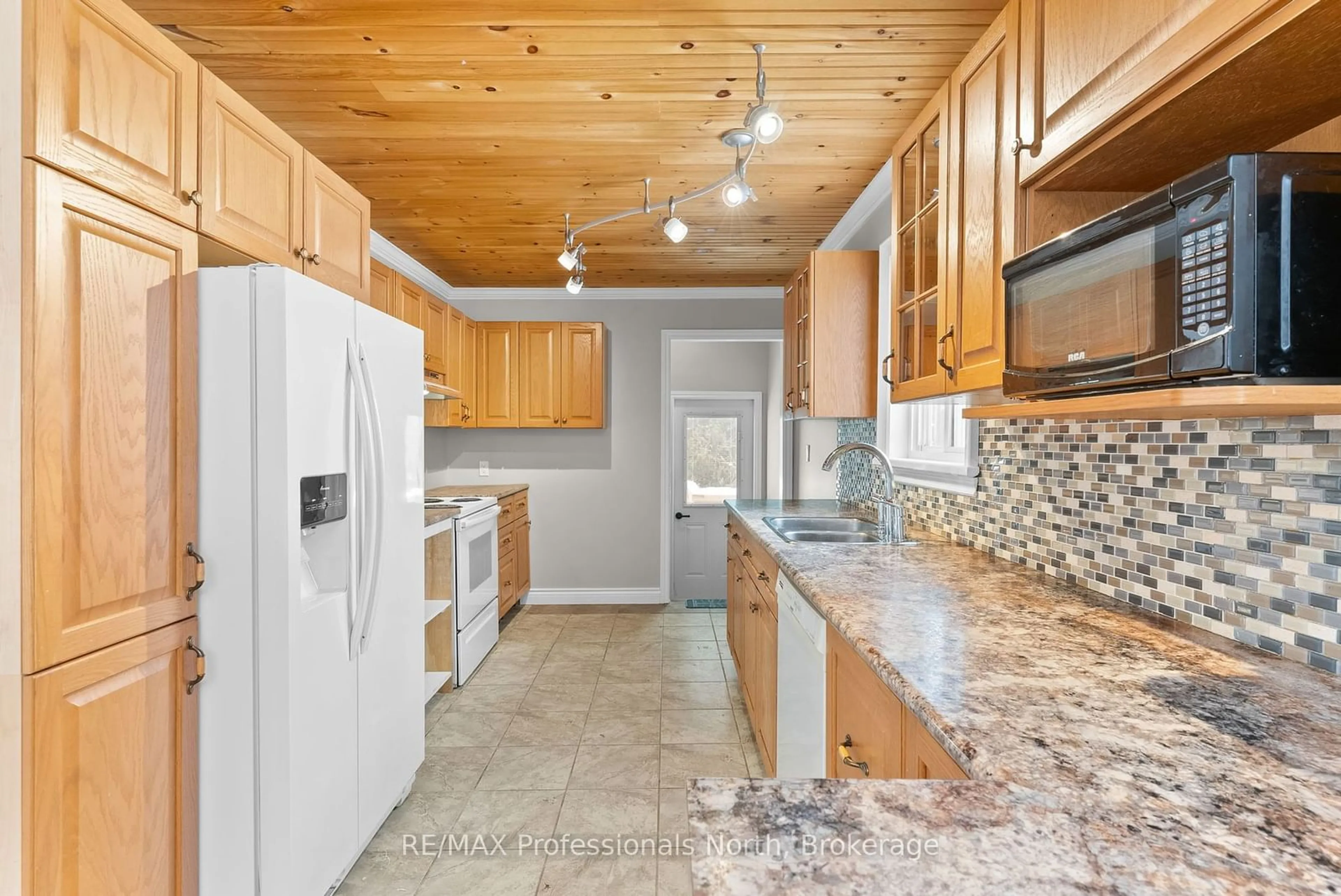 Open concept kitchen, ceramic/tile floor for 305 Falcon Rd, Huntsville Ontario P1H 1N3