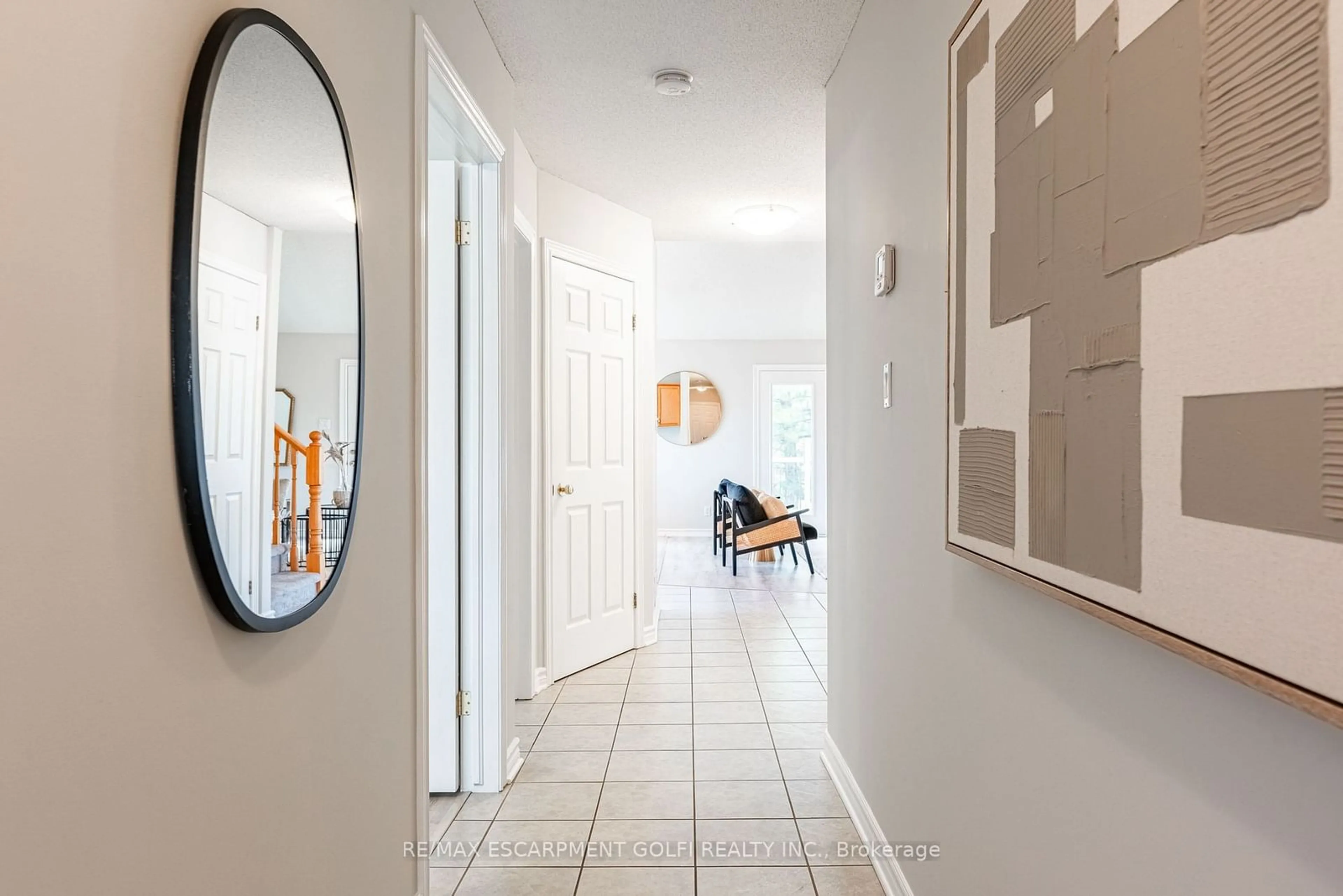 Indoor entryway for 19 Bartlett Ave #1, Grimsby Ontario L3M 5G6