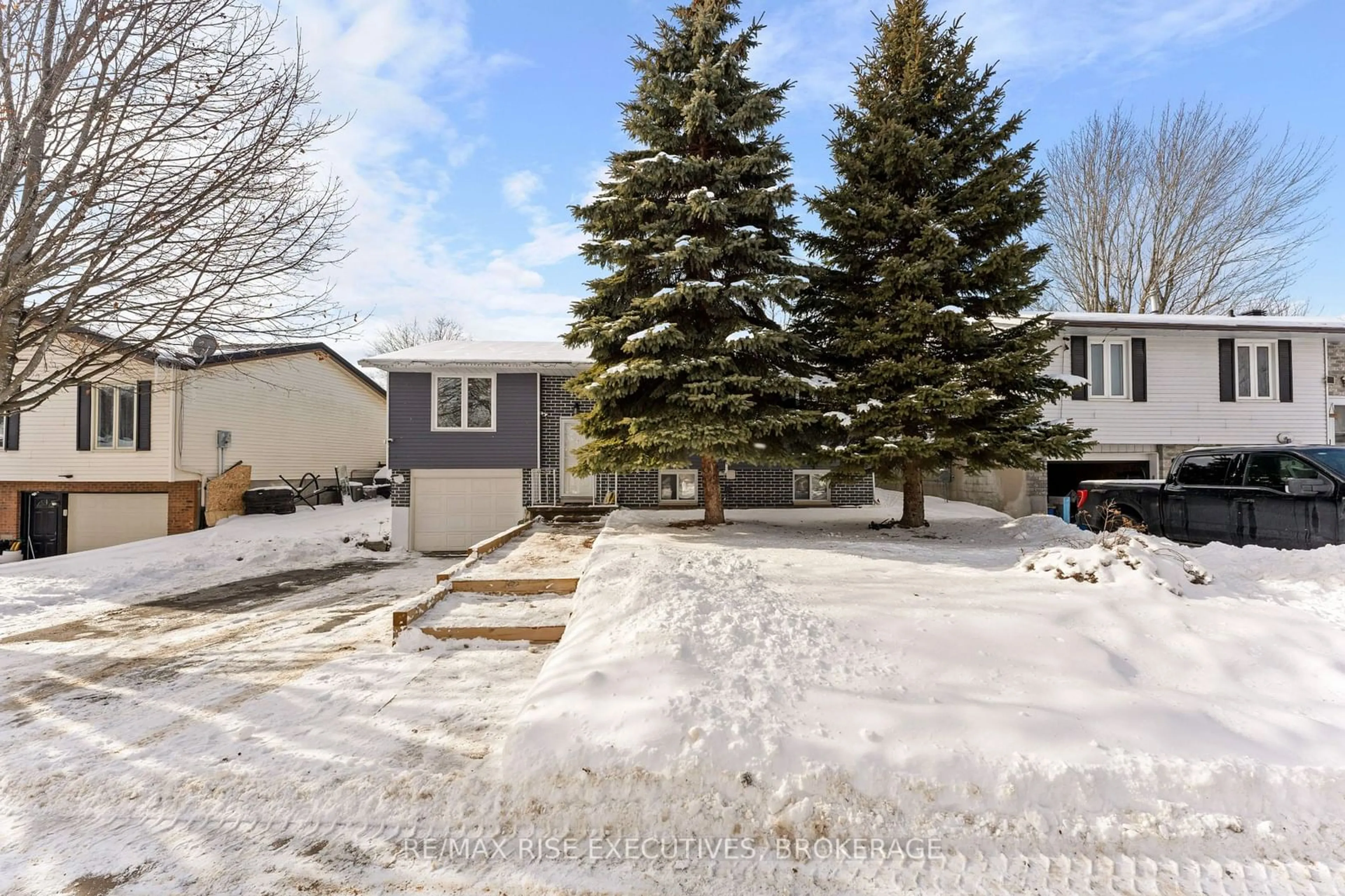 A pic from outside/outdoor area/front of a property/back of a property/a pic from drone, street for 10 Barker Dr, Kingston Ontario K7K 6L3