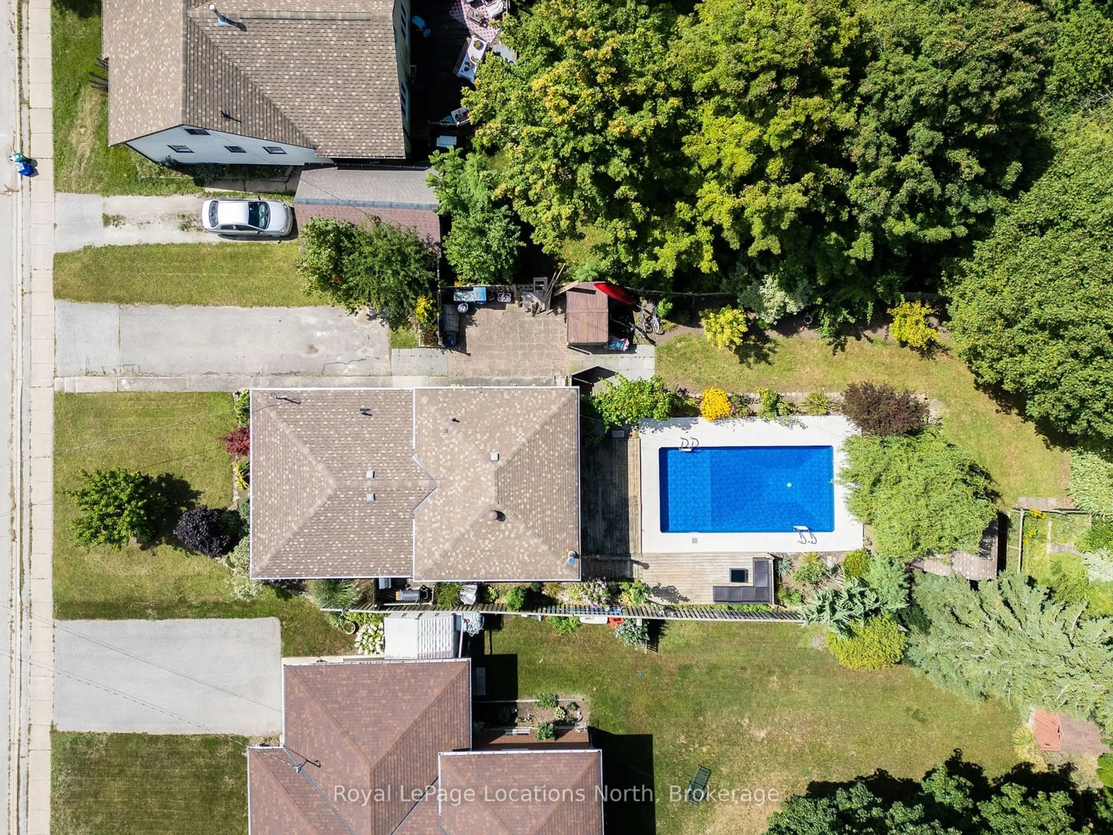 A pic from outside/outdoor area/front of a property/back of a property/a pic from drone, street for 44 PARKER St, Meaford Ontario N4L 1P2