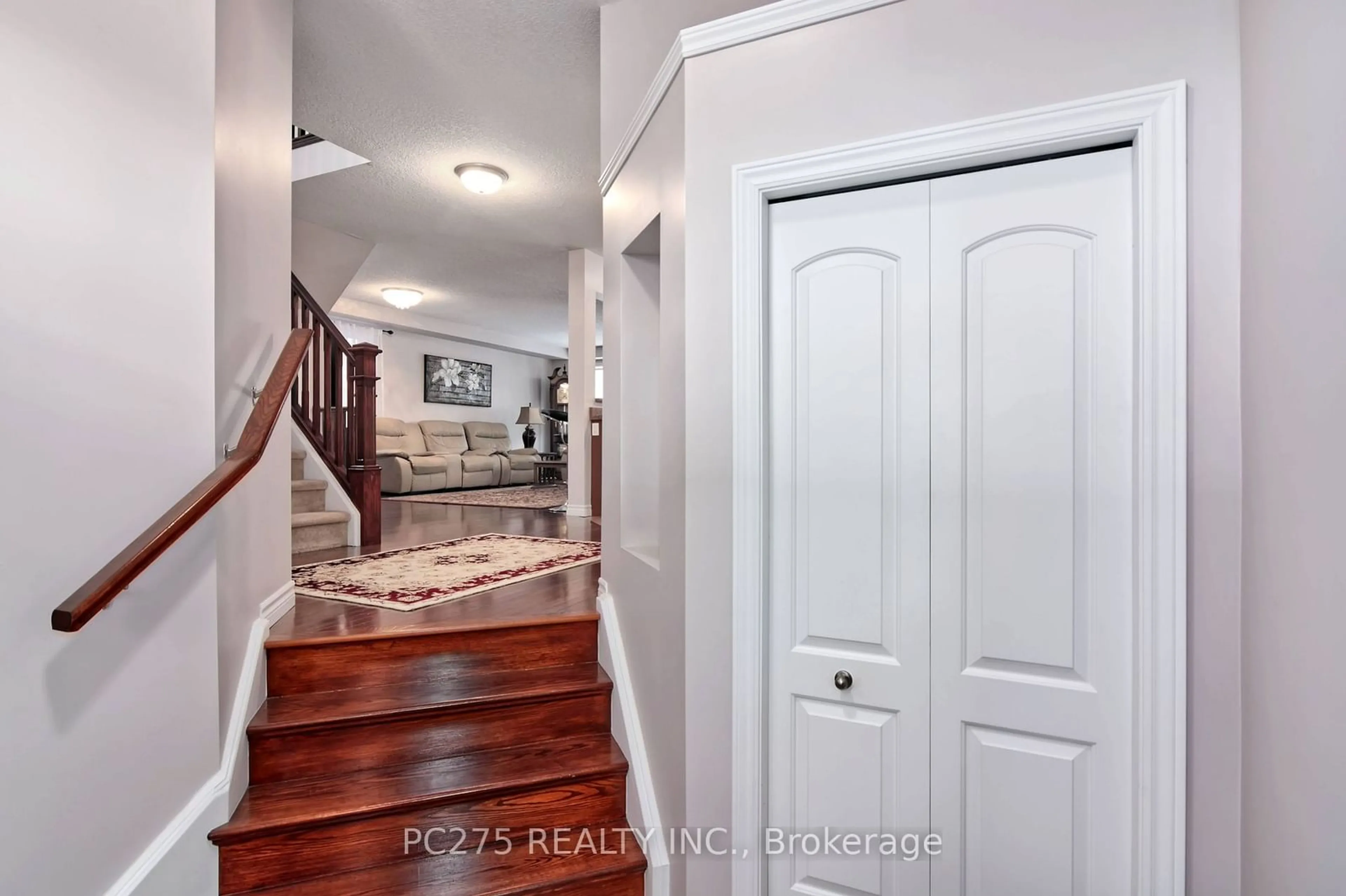 Indoor entryway for 951 Grenfell Dr, London Ontario N5X 4R8